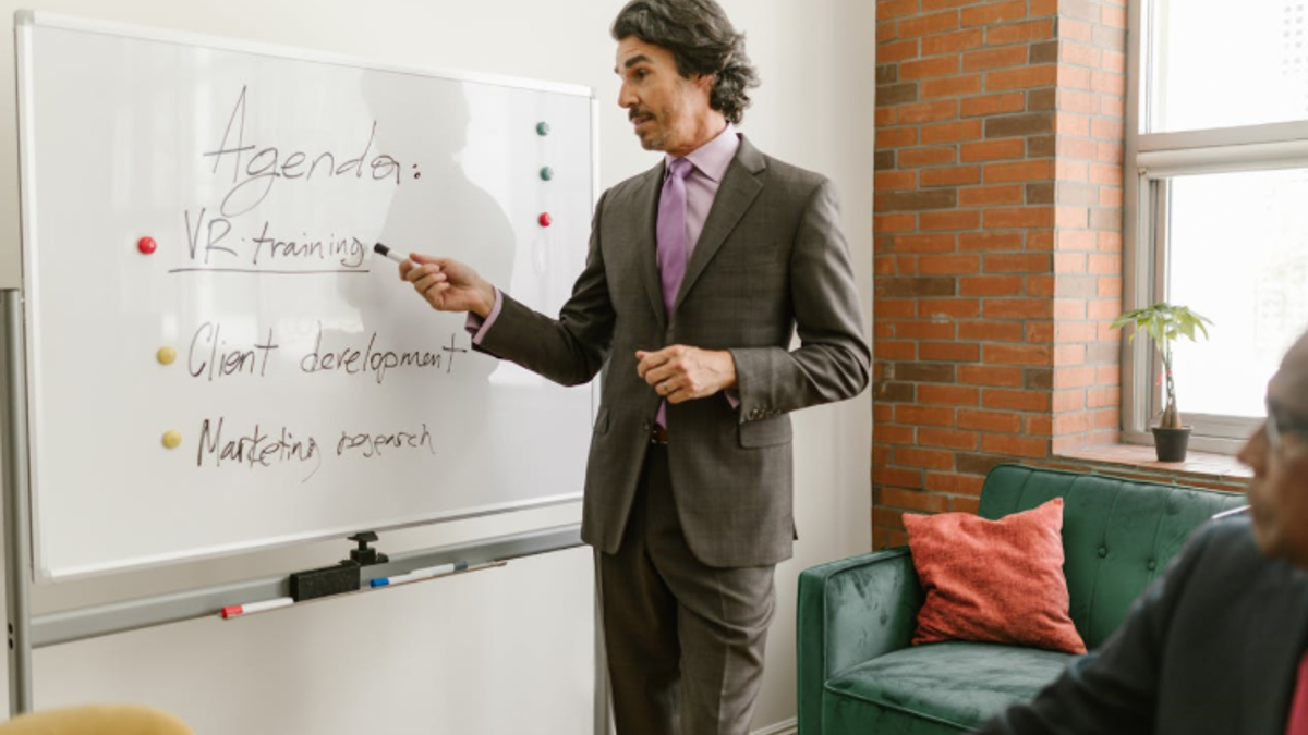 Whiteboard bruges ofte som et praktisk værktøj til at samle information ét sted, Genrefoto.