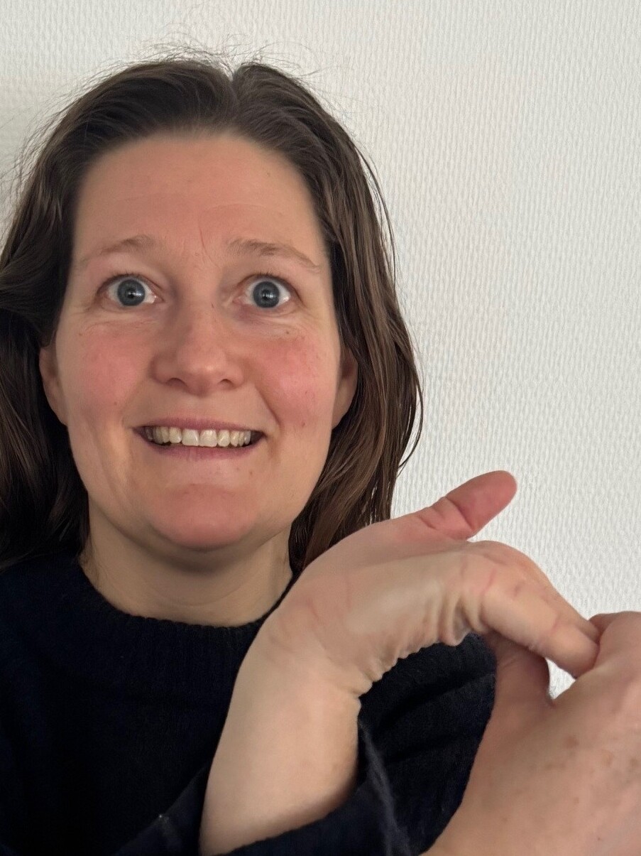 I Body SDS bruges hænder og bevægelser aktivt til at skabe kontakt mellem krop, åndedræt og opmærksomhed. Foto: FOF Sydvestjylland.