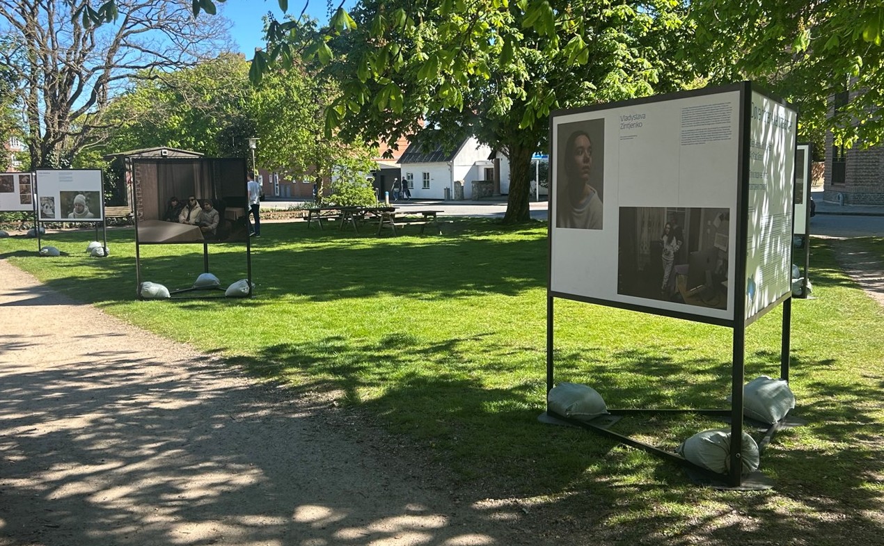 Fotoudstillingen Døve hører ikke luftalarmer kan opleves i parken foran Huset ved Hovedbiblioteket i Esbjerg frem til 25. maj. Foto: Privatfoto.