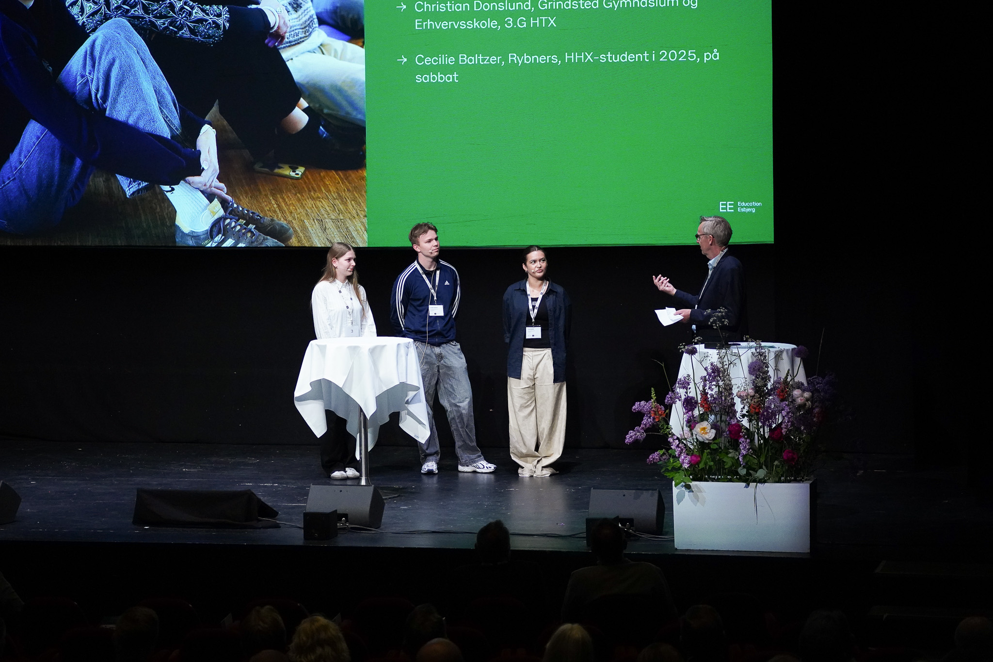 Unge deltagere blev inviteret på scenen for at give deres perspektiv på studieliv, uddannelsesvalg og fremtid i landsdelen. Foto: Education Esbjerg.