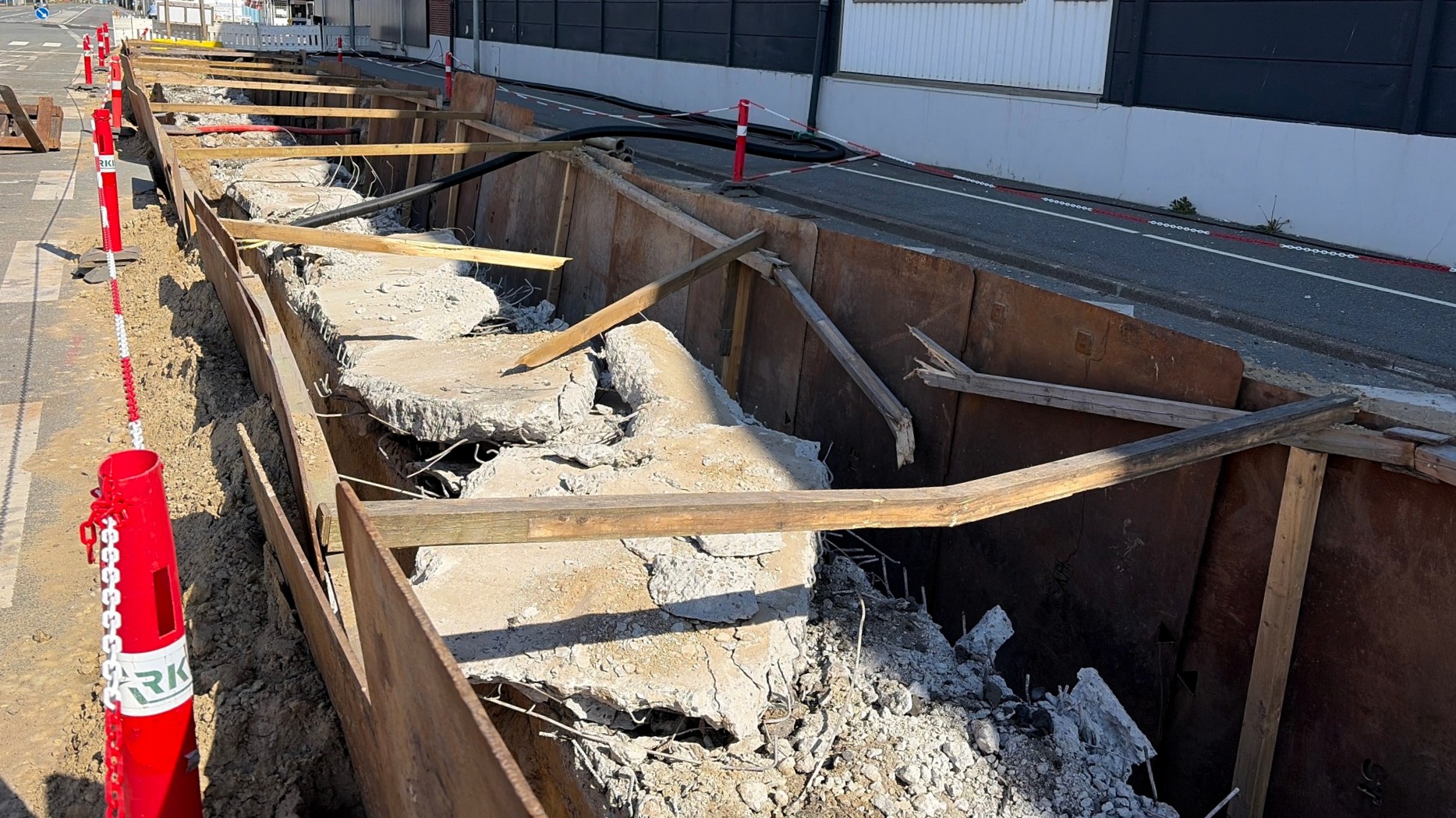 Store udgravninger præger lige nu Adgangsvejen, hvor DIN Forsyning arbejder med fjernvarmeprojektet. Foto: DIN Forsyning.