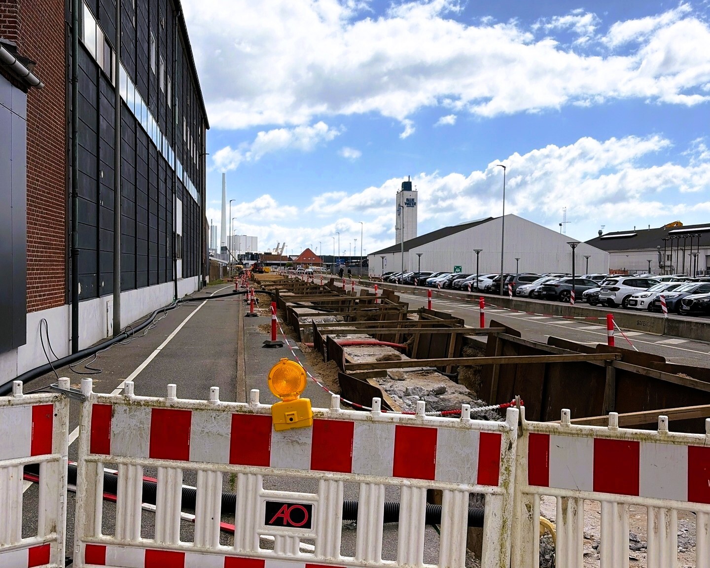 Beton brydes op på en cirka 300 meter lang strækning, hvilket giver mærkbar støj i området. Foto: DIN Forsyning.