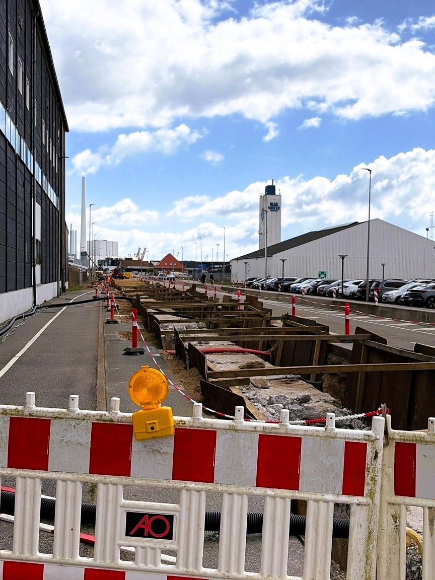 Beton brydes op på en cirka 300 meter lang strækning, hvilket giver mærkbar støj i området. Foto: DIN Forsyning.