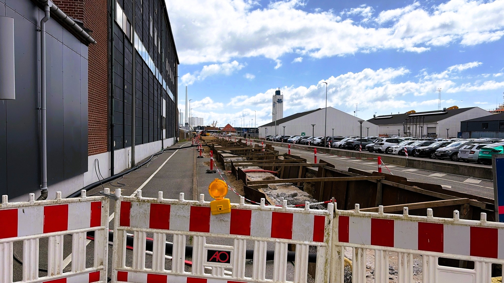 Beton brydes op på en cirka 300 meter lang strækning, hvilket giver mærkbar støj i området. Foto: DIN Forsyning.