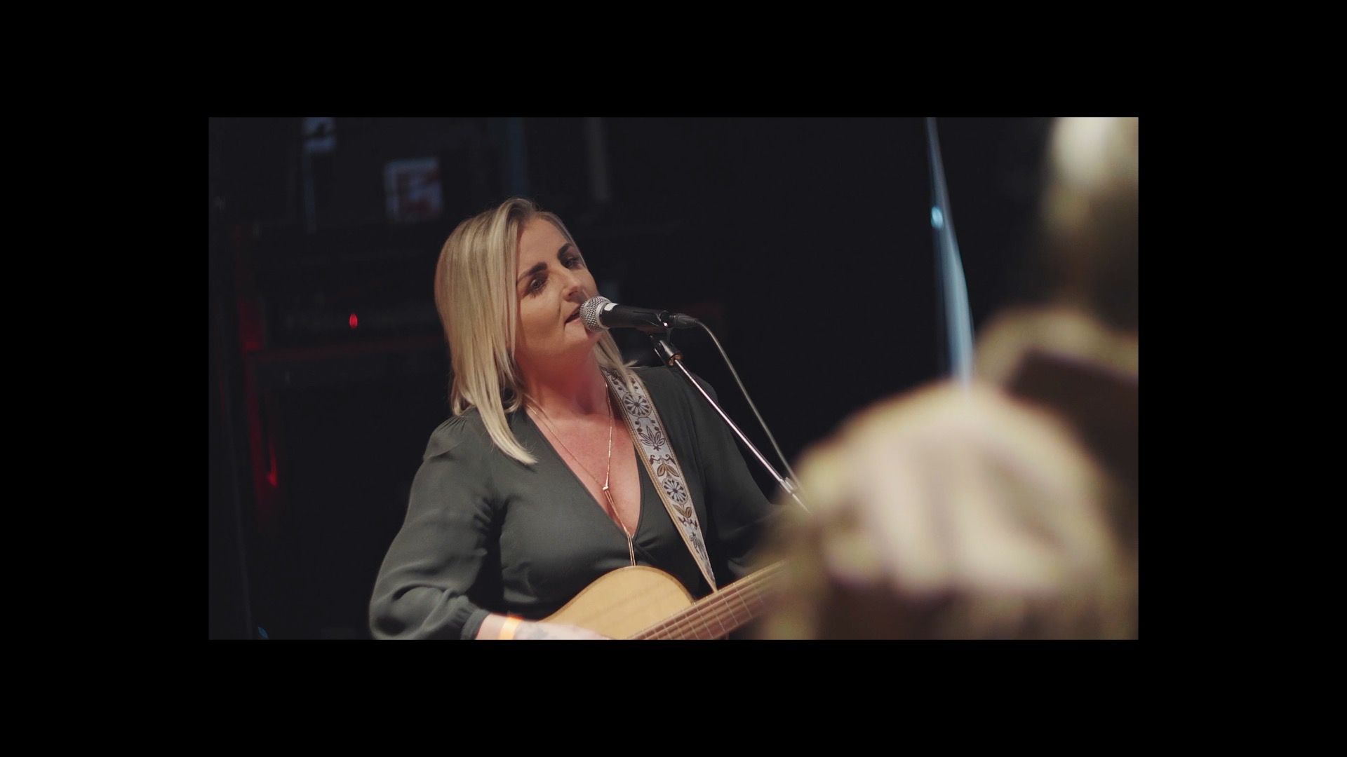 HÅNDHOLDT alias Anja Møllerskov åbnede koncertdelen med dansksprogede sange i krydsfeltet mellem folk og pop.