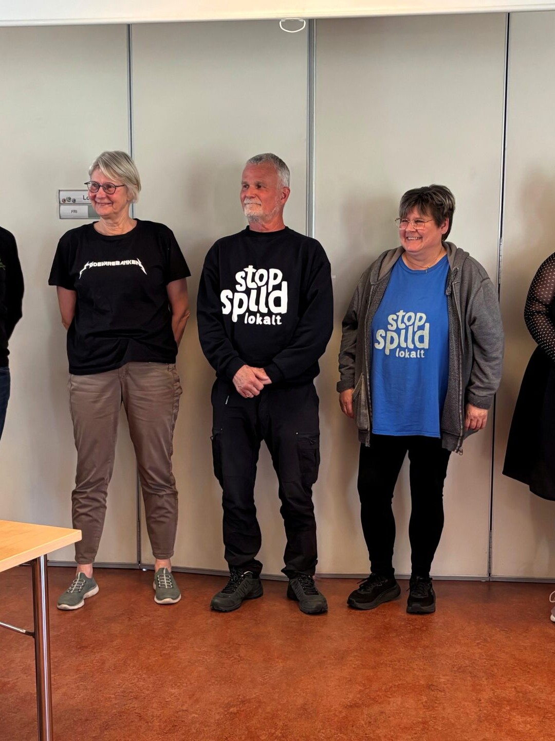 De tre nominerede initiativer blev hyldet på Verdensmålsdagen på Daghøjskolen i Esbjerg, hvor Folkekirkens Hus til sidst løb med sejren i den tætte afstemning. Vandrepokalen har Korn180 lavet af genbrugsmaterialer fra blandt andet en gammel isbryder. Privatfoto.