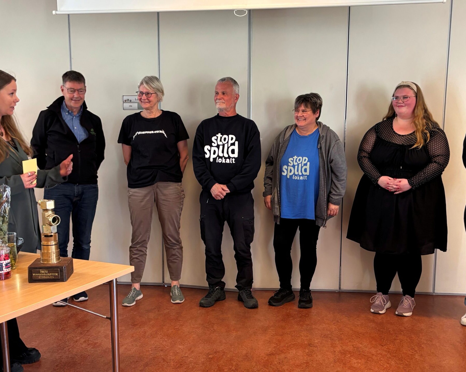 De tre nominerede initiativer blev hyldet på Verdensmålsdagen på Daghøjskolen i Esbjerg, hvor Folkekirkens Hus til sidst løb med sejren i den tætte afstemning. Vandrepokalen har Korn180 lavet af genbrugsmaterialer fra blandt andet en gammel isbryder. Privatfoto.