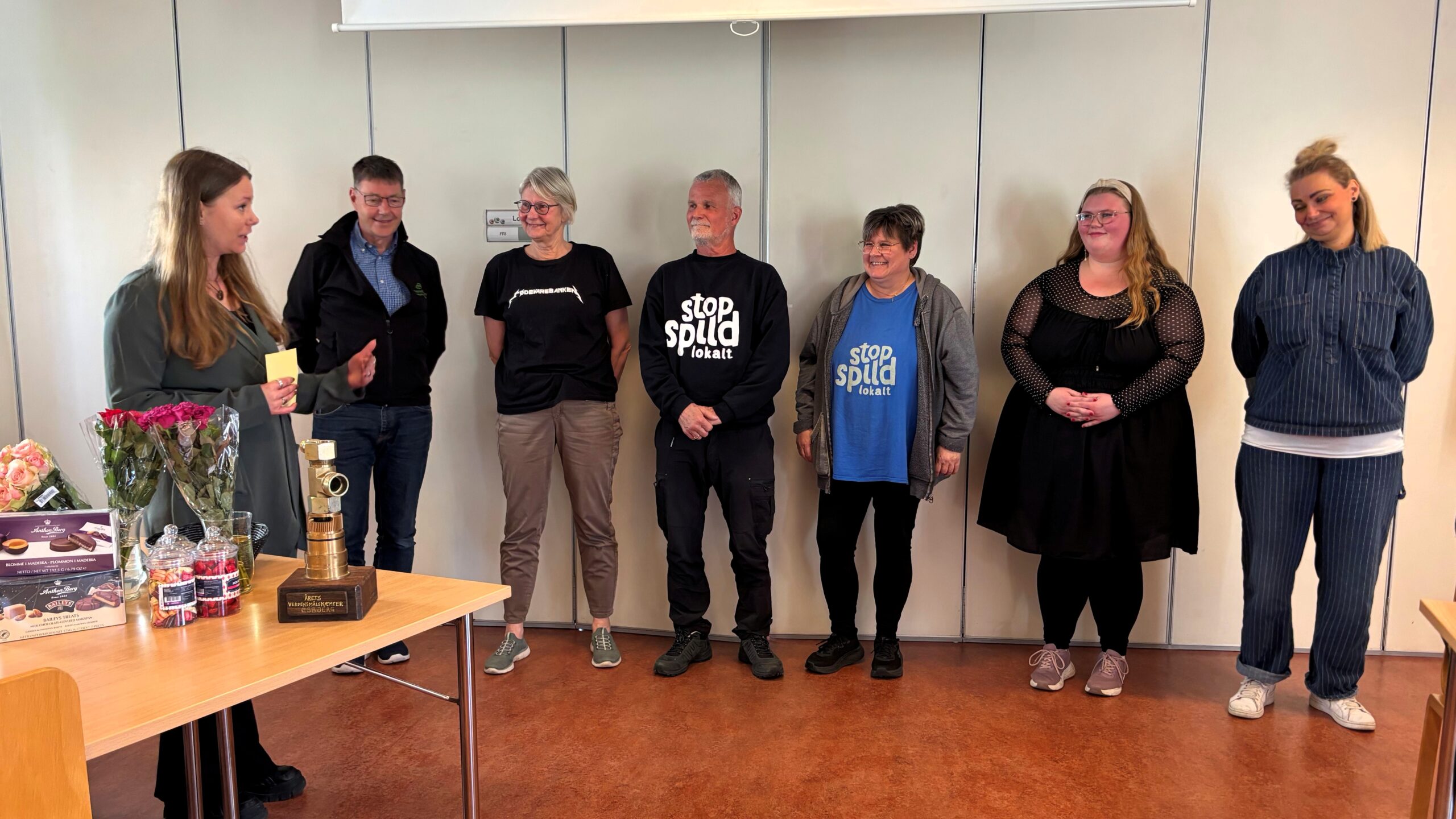 De tre nominerede initiativer blev hyldet på Verdensmålsdagen på Daghøjskolen i Esbjerg, hvor Folkekirkens Hus til sidst løb med sejren i den tætte afstemning. Vandrepokalen har Korn180 lavet af genbrugsmaterialer fra blandt andet en gammel isbryder. Privatfoto.
