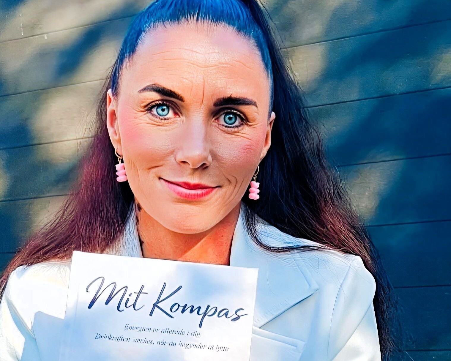 Camilla Tandrup Petersen er aktuel med debutbogen Mit Kompas, som udspringer af hendes personlige rejse gennem modgang og selvudvikling.