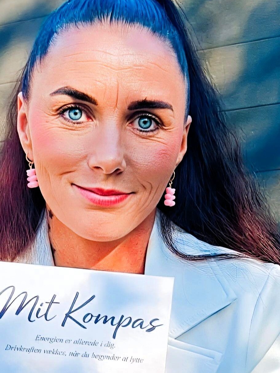 Camilla Tandrup Petersen er aktuel med debutbogen Mit Kompas, som udspringer af hendes personlige rejse gennem modgang og selvudvikling.