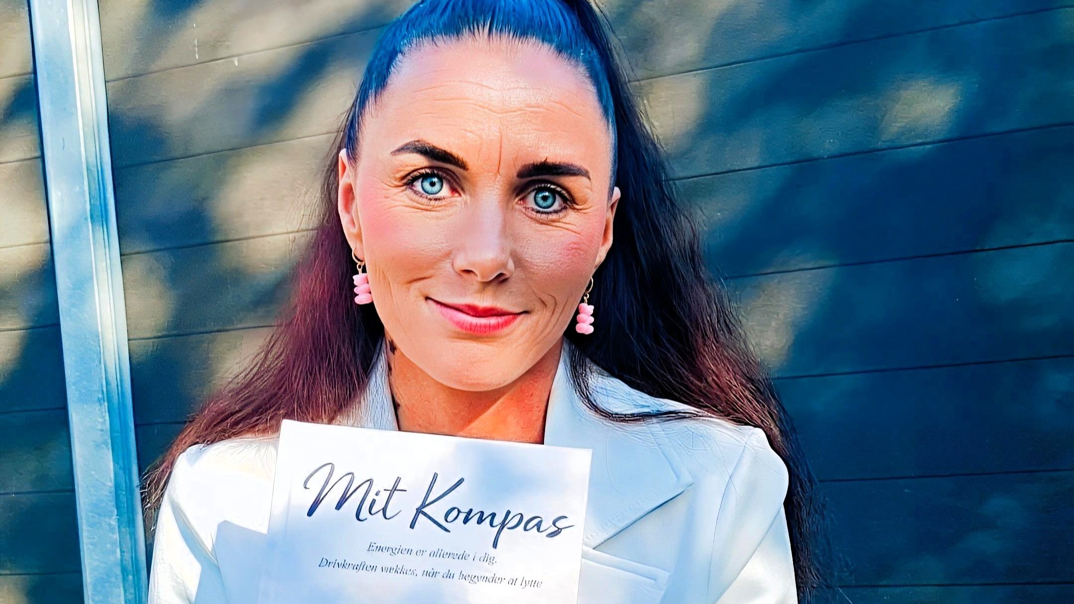 Camilla Tandrup Petersen er aktuel med debutbogen Mit Kompas, som udspringer af hendes personlige rejse gennem modgang og selvudvikling.