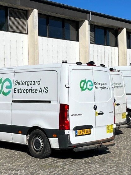 Varebiler og udstyr fra Østergaard Entreprise bliver nu solgt på onlineauktion efter virksomhedens konkurs. Foto: Auktionshuset dab.