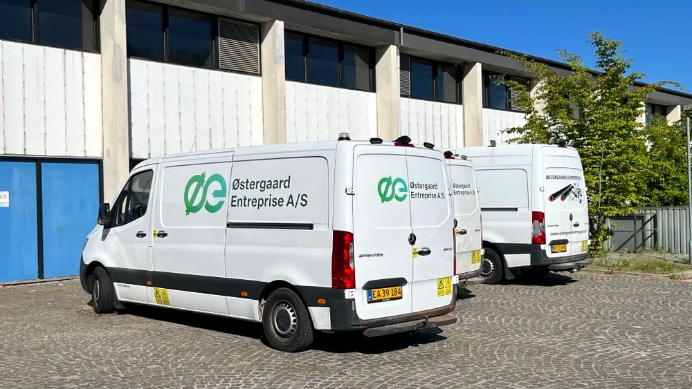 Varebiler og udstyr fra Østergaard Entreprise bliver nu solgt på onlineauktion efter virksomhedens konkurs. Foto: Auktionshuset dab.