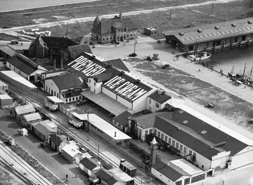 Premier Is er et andet dansk iseventyr, der begyndte i Esbjerg - på Fiskerihavnen. De t firmaer har på mange måder fulgt hinanden i de forgangne fem årtier. Foto: Esbjerg Byhistoriske Arkiv.
