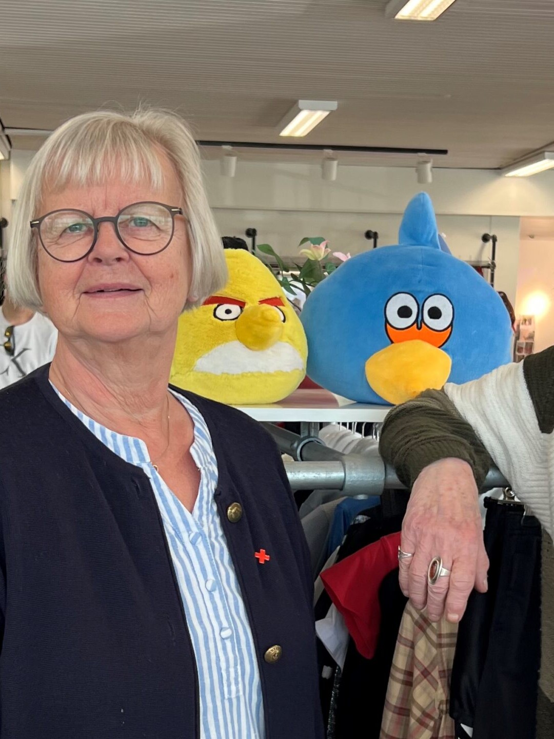 Ingrid og Kirsten i Røde Kors-butikken i Storegade. Foto: Lene Lund.