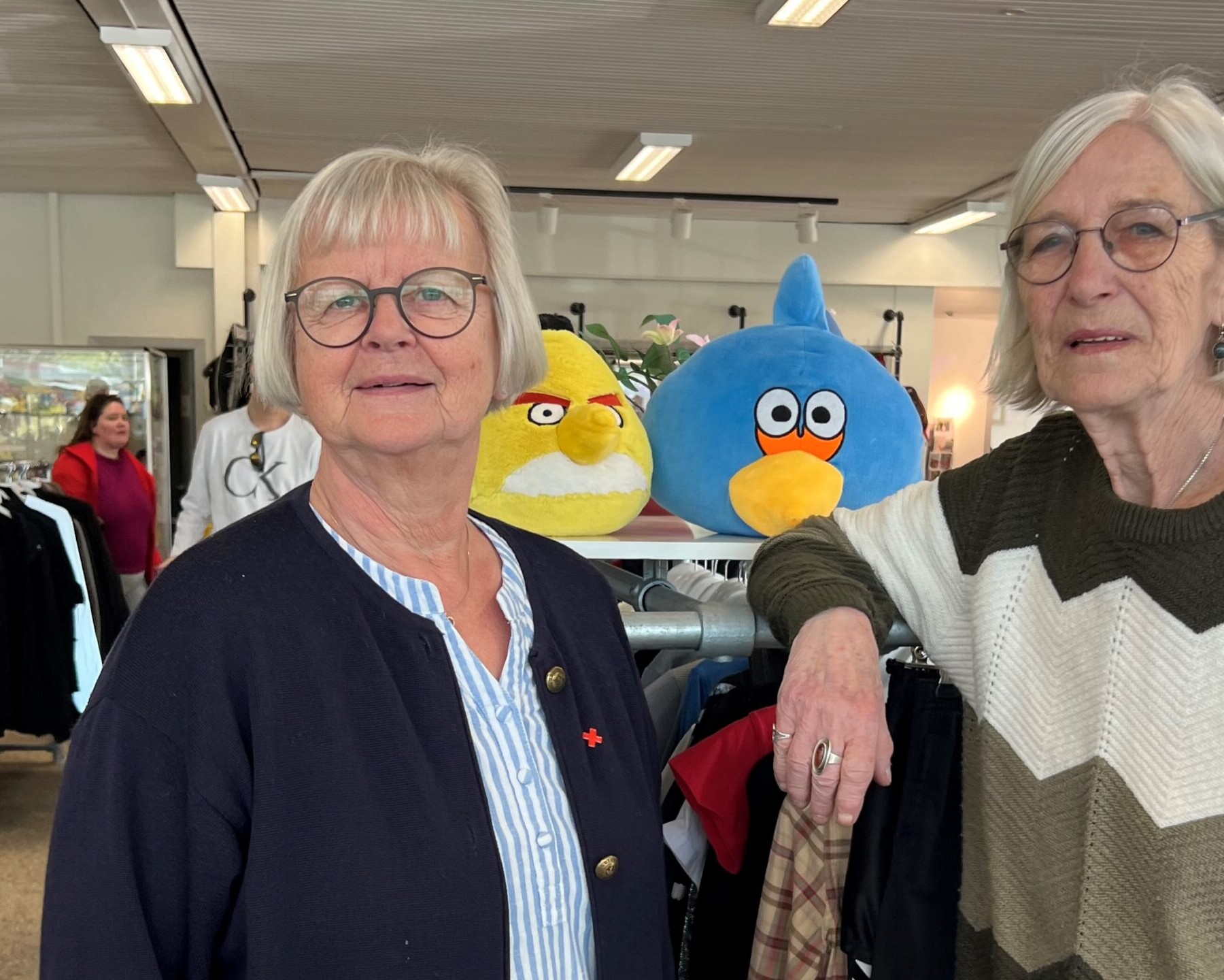 Ingrid og Kirsten i Røde Kors-butikken i Storegade. Foto: Lene Lund.