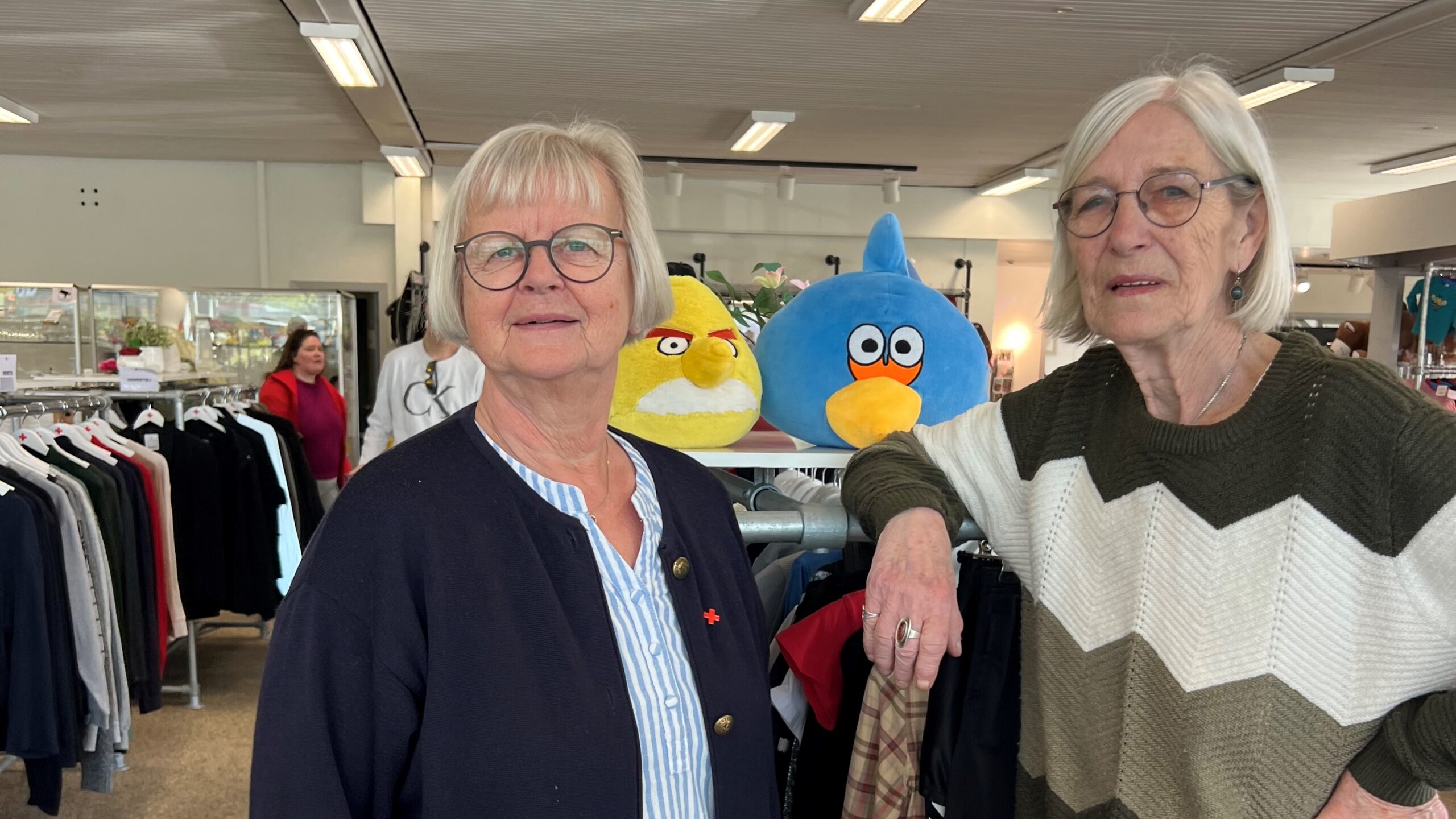 Ingrid og Kirsten i Røde Kors-butikken i Storegade. Foto: Lene Lund.