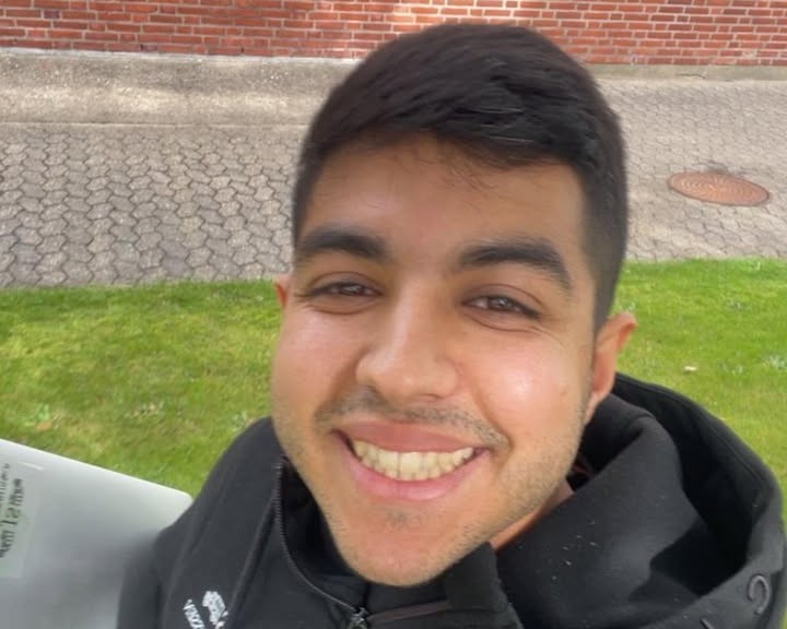 Salam Sam er til daglig speditør ved Team Freight, og er selvstændig med firmaet Studenterbussen. Privatfoto.