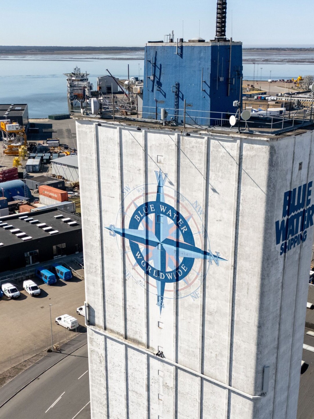 Siloen er allerede et markant pejlemærke på havnen – nu skal den også være kunstværk. Foto: Pressefoto.