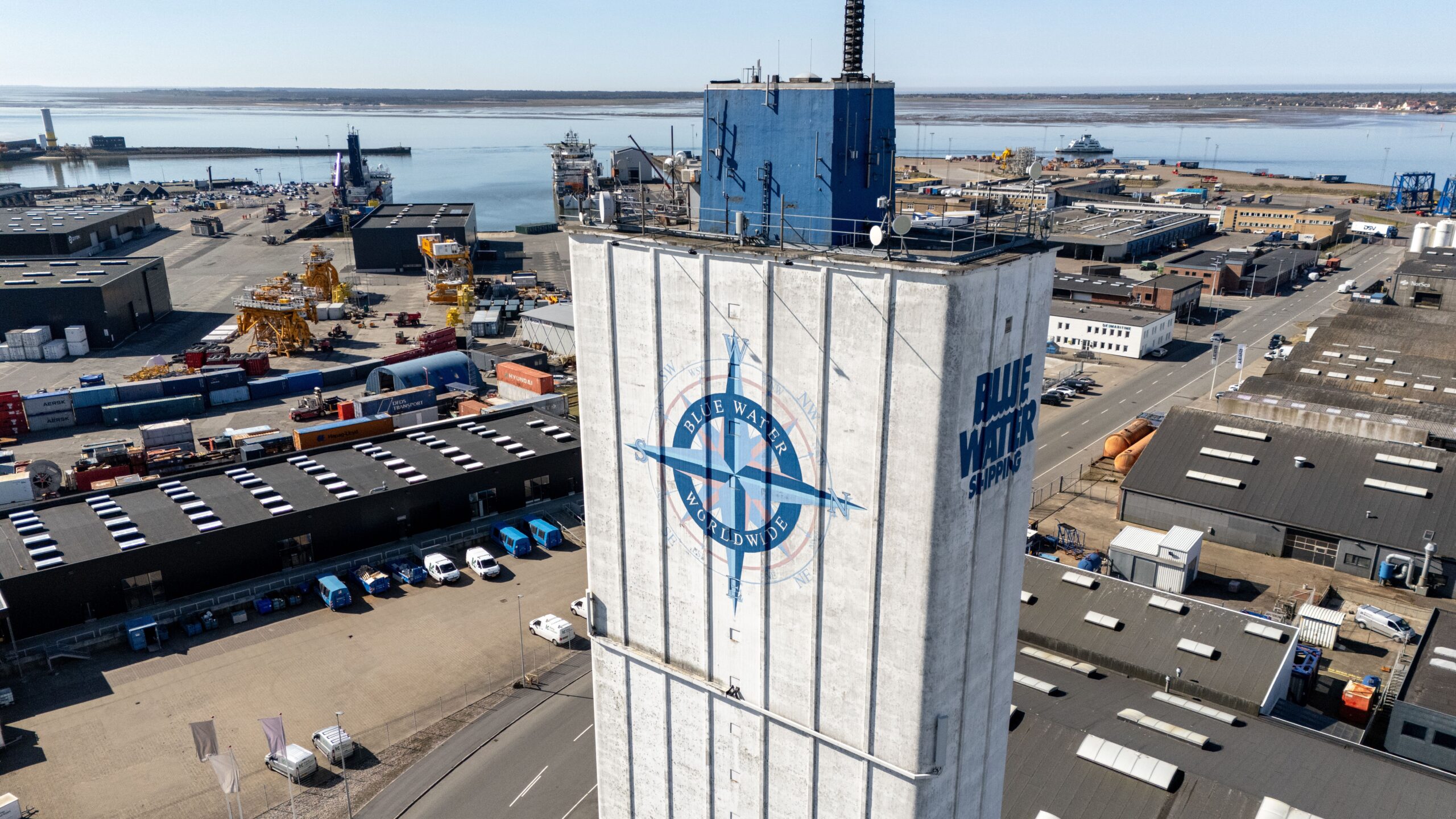 Siloen er allerede et markant pejlemærke på havnen – nu skal den også være kunstværk. Foto: Pressefoto.