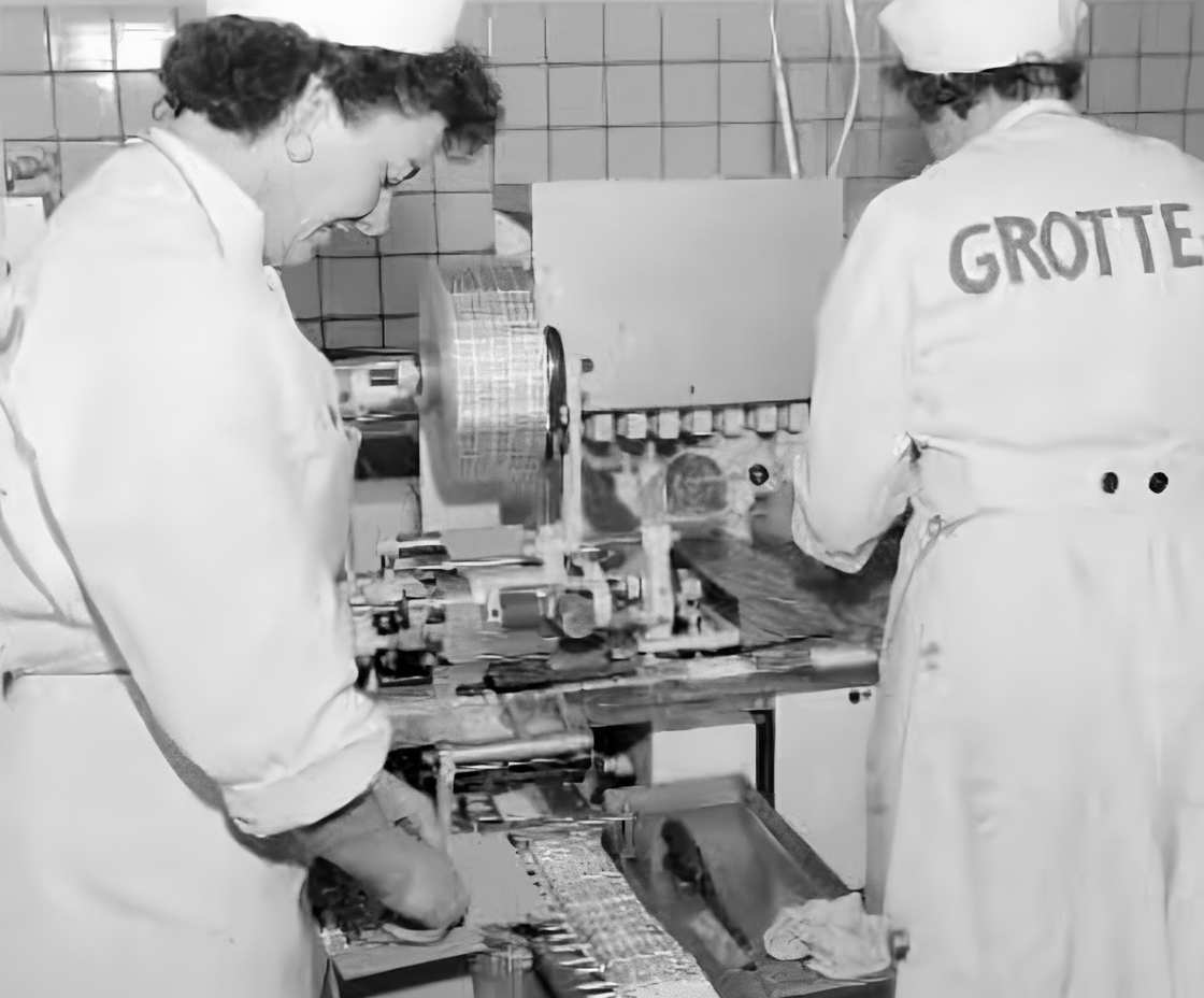 Pakkedamer ved produktionen hos Grotte Is i Exnersgade. Den lokale isfabrik blev senere centrum for det Hjem-IS-eventyr, der bredte sig til hele Danmark. Foto: Esbjerg Byhistoriske Arkiv.