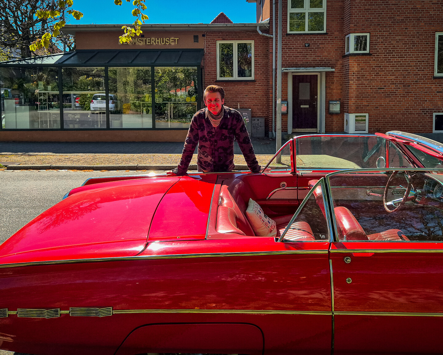 Den røde Ford Thunderbird fra 1962 er kronjuvelen i Søren Starup Kaaris' samling – og bilen, der får flest blikke, når den ruller gennem Esbjergs gader. Foto: Camilla Uth.