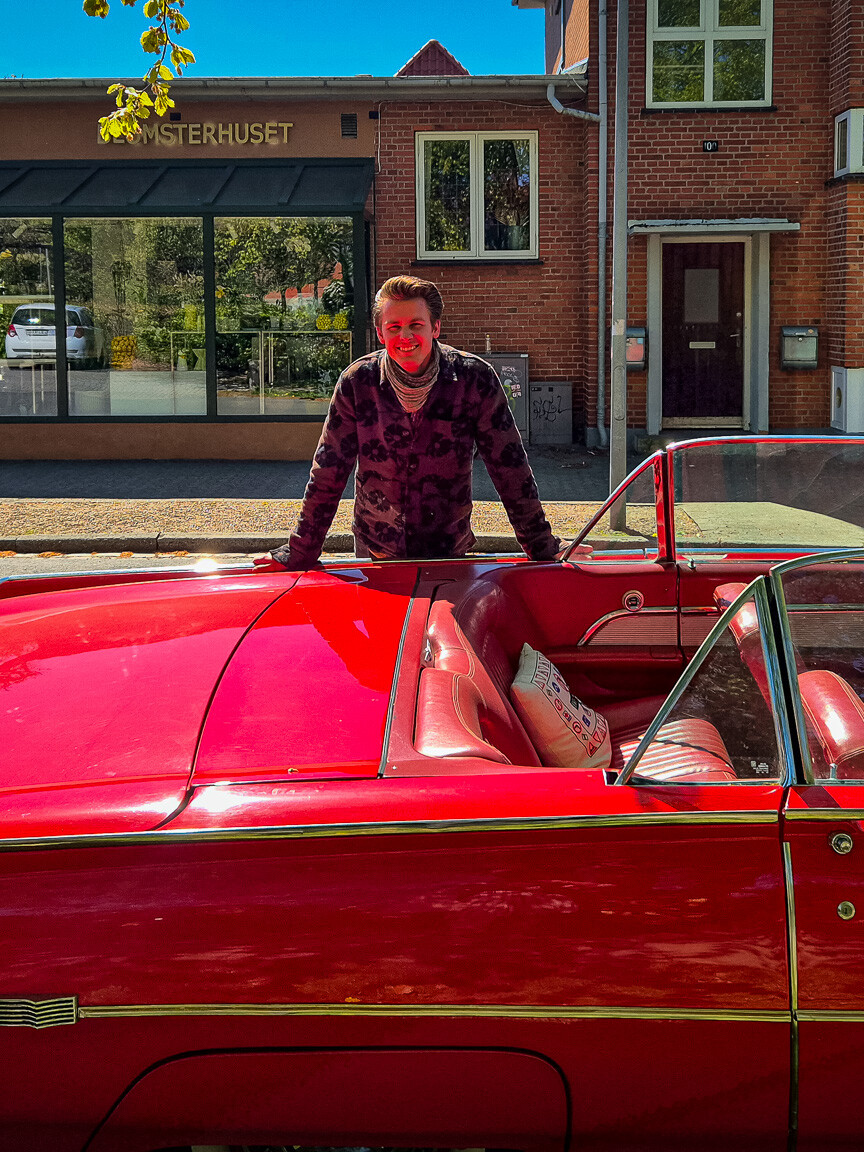 Den røde Ford Thunderbird fra 1962 er kronjuvelen i Søren Starup Kaaris' samling – og bilen, der får flest blikke, når den ruller gennem Esbjergs gader. Foto: Camilla Uth.