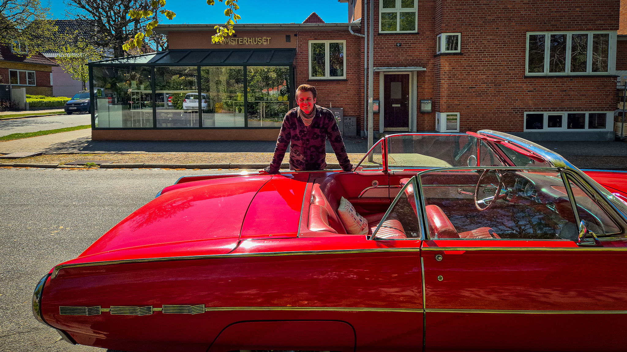 Den røde Ford Thunderbird fra 1962 er kronjuvelen i Søren Starup Kaaris' samling – og bilen, der får flest blikke, når den ruller gennem Esbjergs gader. Foto: Camilla Uth.