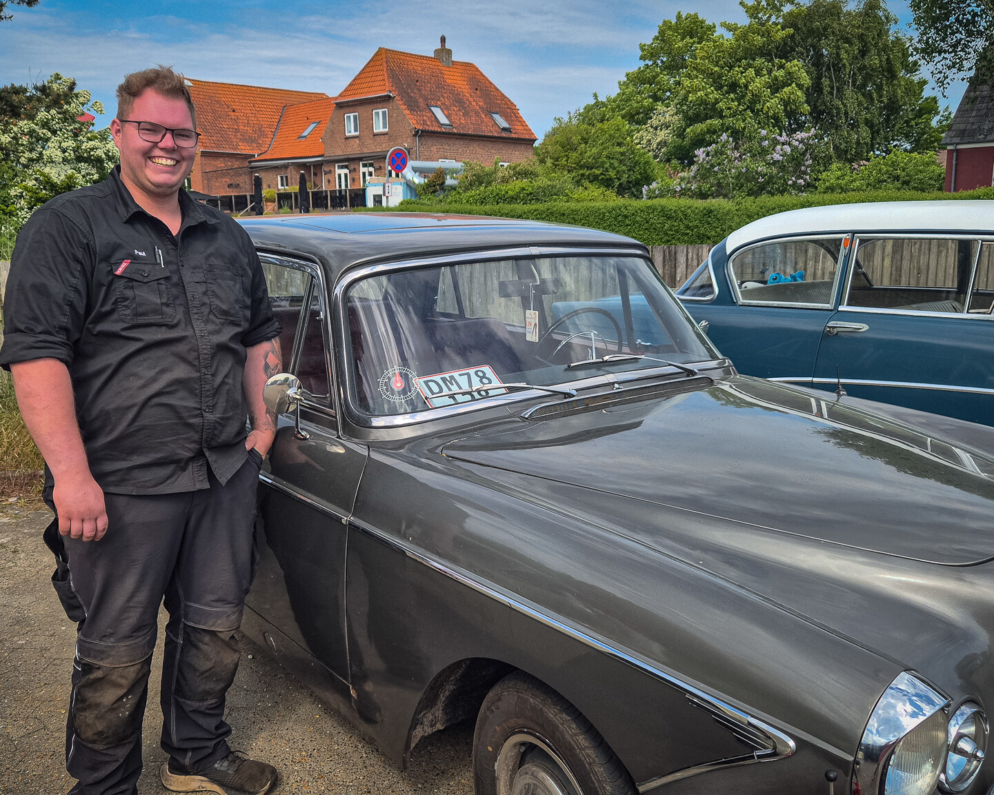 Paul Ihrens er mekaniker på Fanø Autoværksted. Han har erhvervet sig en klassisk engelsk Wolseley. Foto: Camilla Uth.