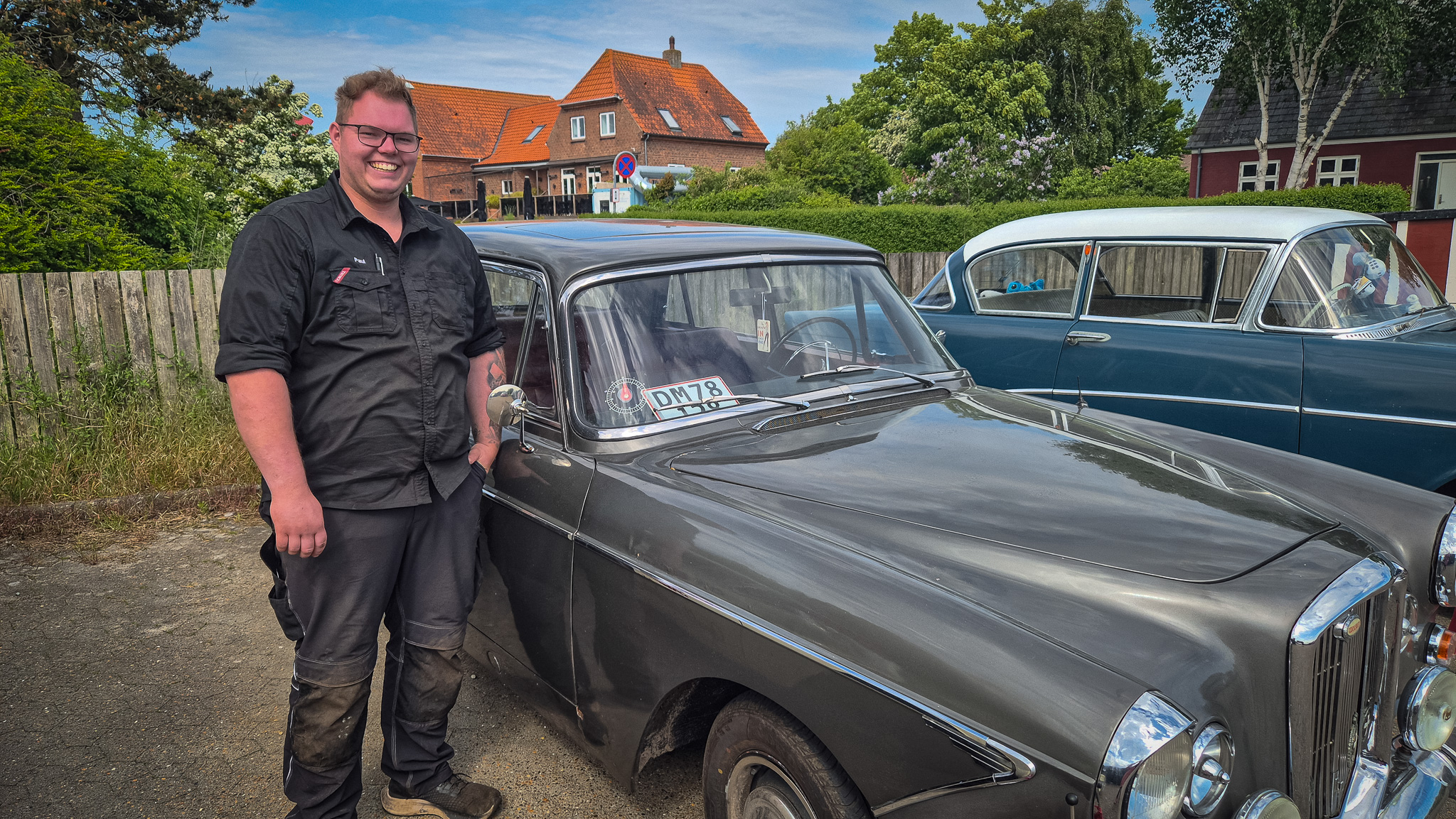 Paul Ihrens er mekaniker på Fanø Autoværksted. Han har erhvervet sig en klassisk engelsk Wolseley. Foto: Camilla Uth.