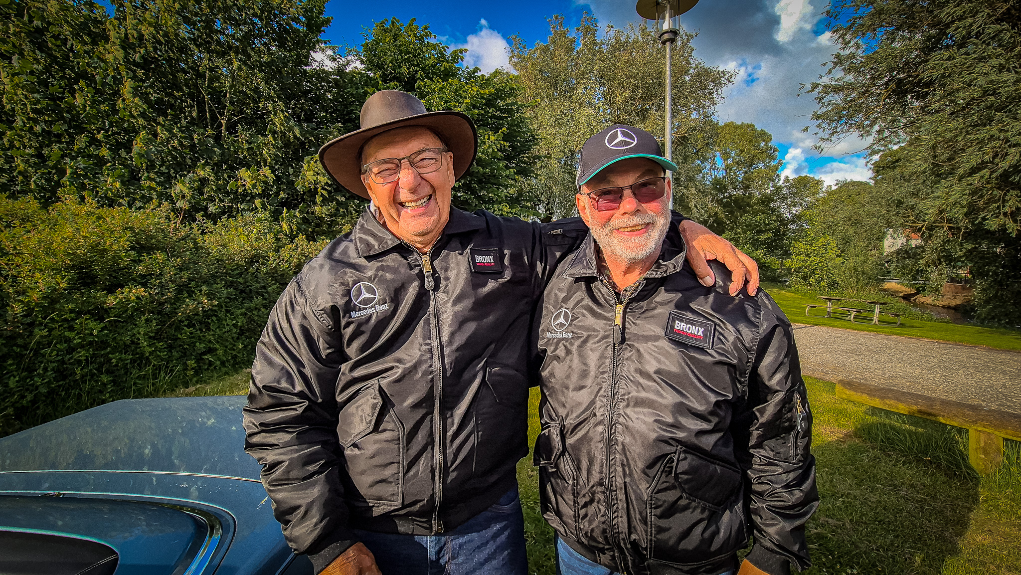 Christian Hansen, 84, (tv.) og Eivind Nielsen, 71, (th.) deler passionen for klassiske køretøjer. De har købt matchende jakker med den velkendte Mercedes Benz-stjerne, som de har købt på stumpemarked i Fredericia. Foto: Camilla Uth.