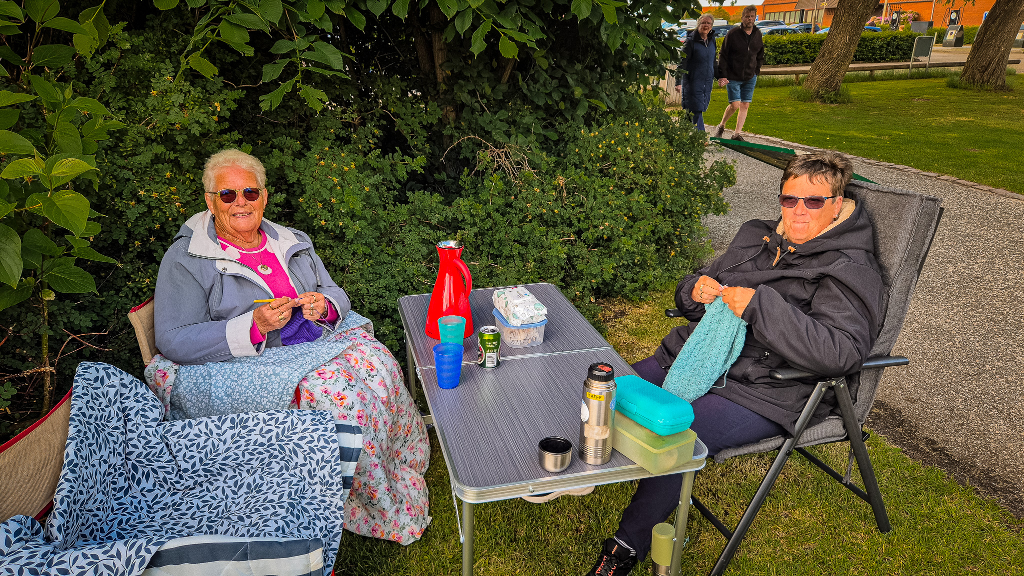Veteranbiltræffene handler ikke kun om biler. Jenny Maria Nielsen og Margit Hansen nyder fællesskabet med kaffe, strikketøj og gode samtaler. Foto: Camilla Uth.