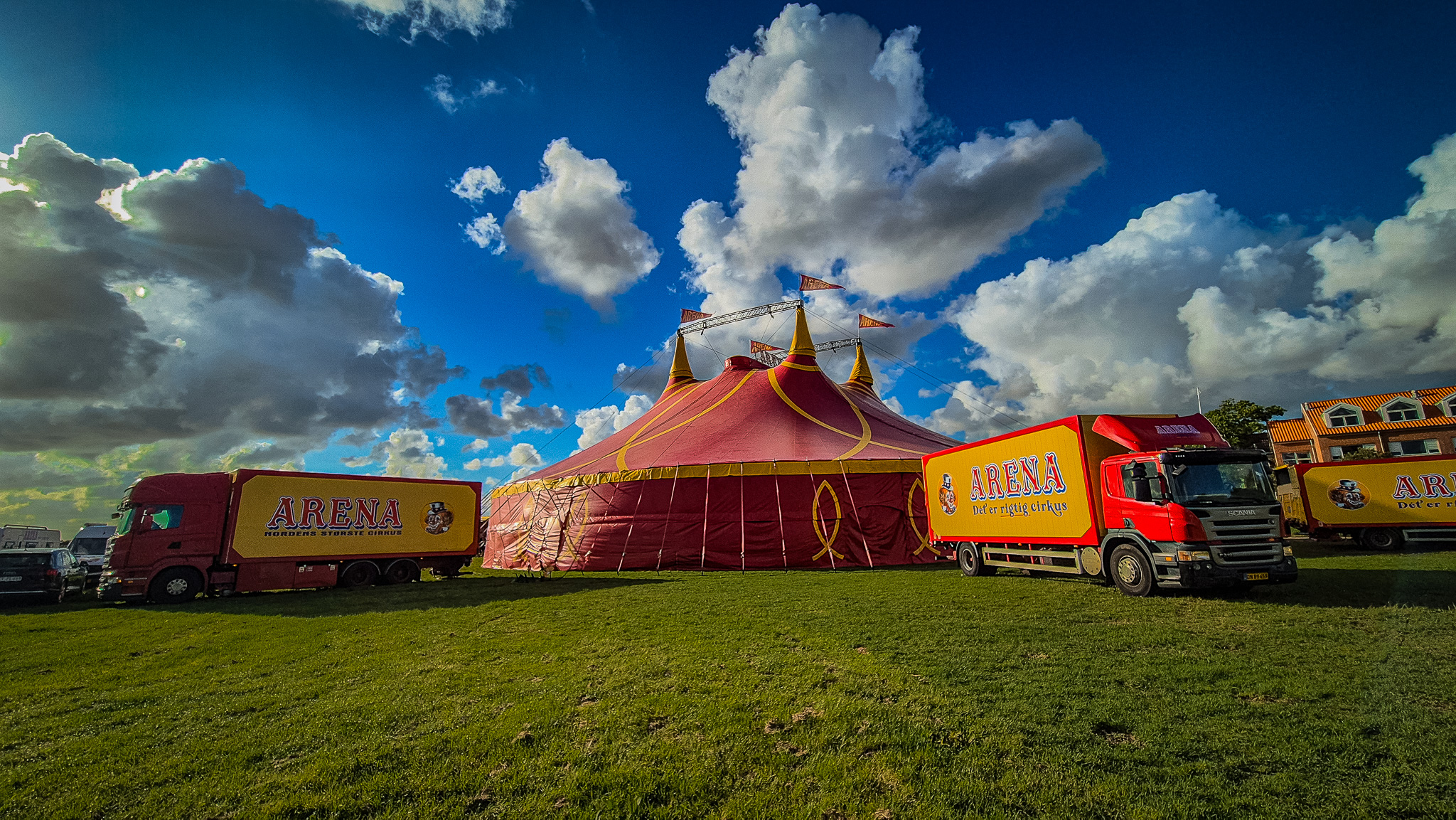 Denne tirsdag måtte veteranbilerne dele Hovedengen med Cirkus Arena, som havde indtaget store dele af pladsen med telte, vogne og forestillinger. Foto: Camilla Uth.