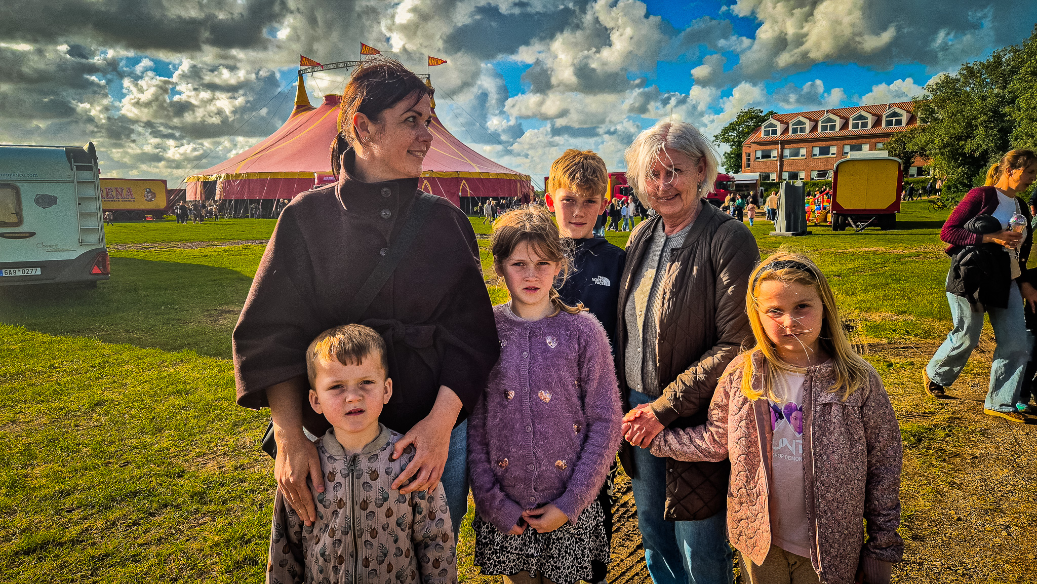 Oskar, Konrad, Dagmar og Ellen havde ingen problemer med at kåre dagens højdepunkt. Veteranbilerne måtte se sig slået af cirkusklovnene. Foto: Camilla Uth.
