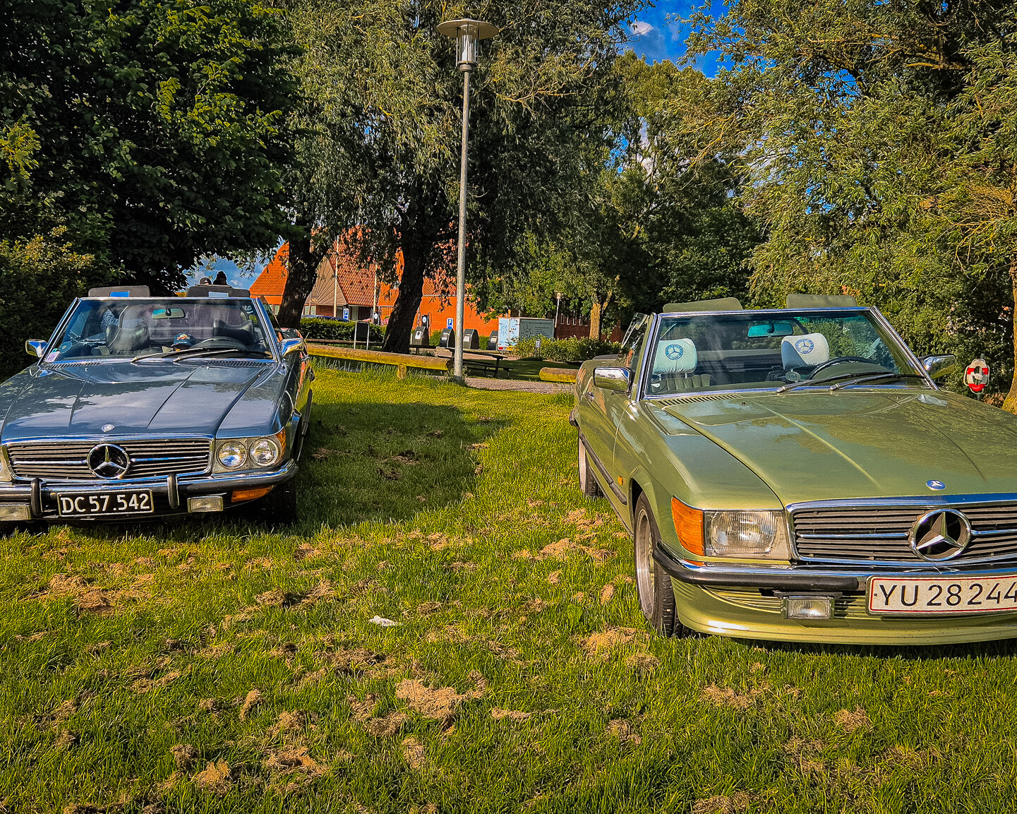 To generationer af Mercedes SL fra begyndelsen af 1970'erne. Den blå SL450 fra Californien er fra 1973, mens den grønne SL350 er et år ældre og har de klassiske europæiske Mercedes-lygter. Foto: Camilla Uth.