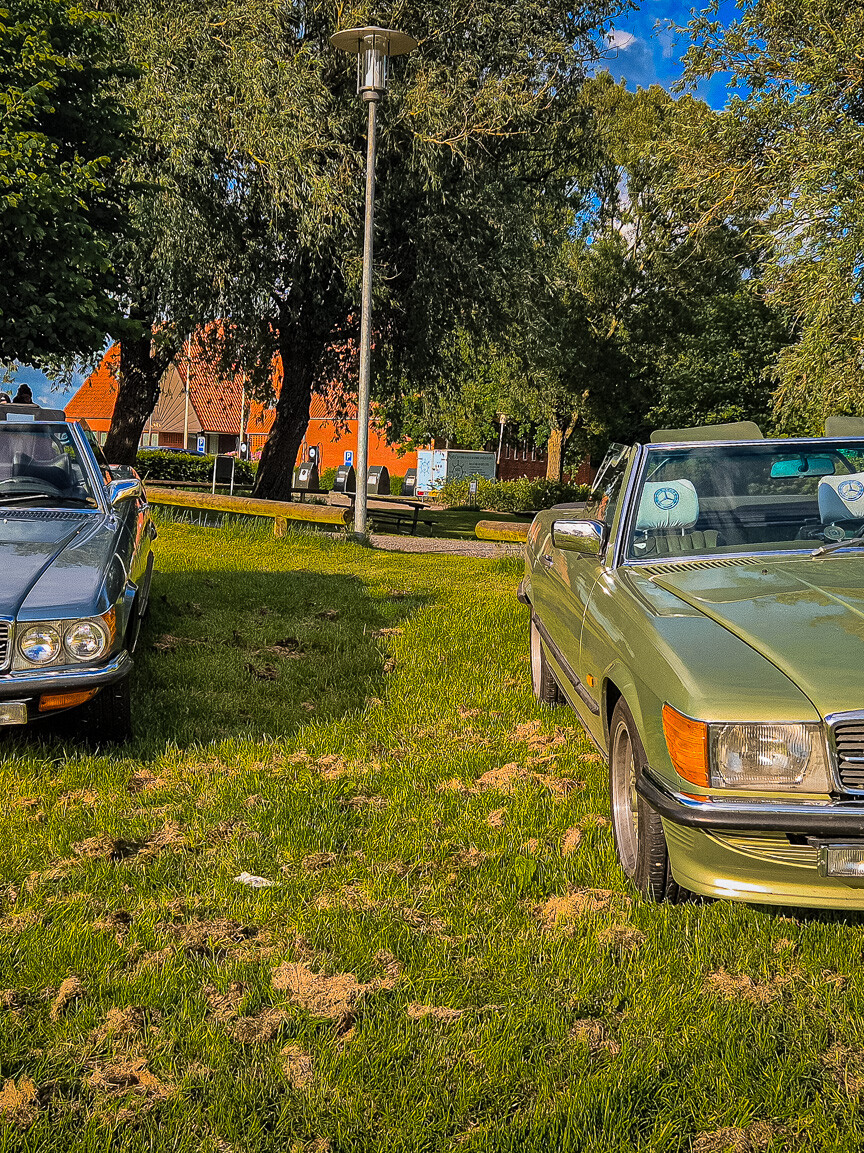 To generationer af Mercedes SL fra begyndelsen af 1970'erne. Den blå SL450 fra Californien er fra 1973, mens den grønne SL350 er et år ældre og har de klassiske europæiske Mercedes-lygter. Foto: Camilla Uth.
