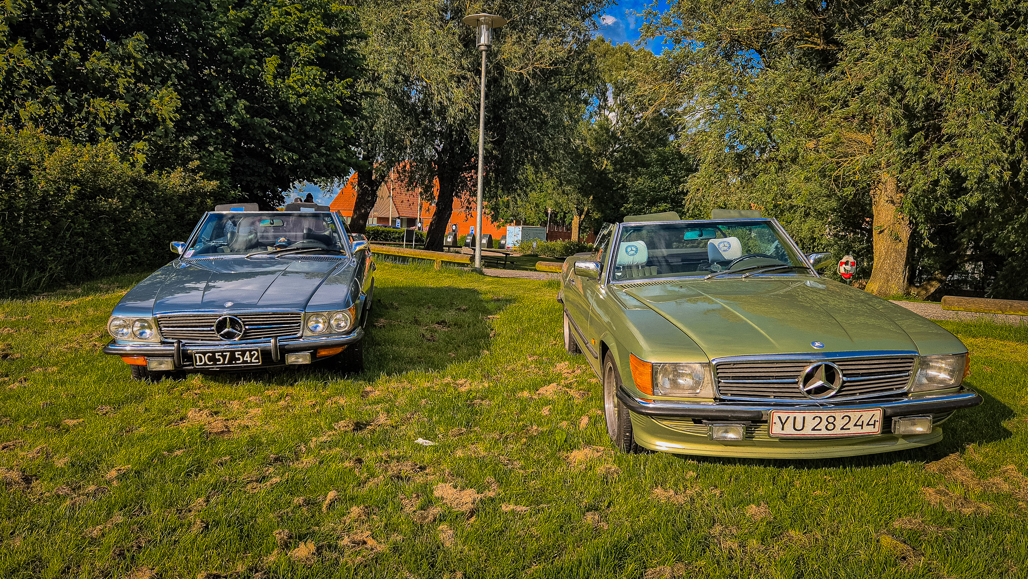 To generationer af Mercedes SL fra begyndelsen af 1970'erne. Den blå SL450 fra Californien er fra 1973, mens den grønne SL350 er et år ældre og har de klassiske europæiske Mercedes-lygter. Foto: Camilla Uth.