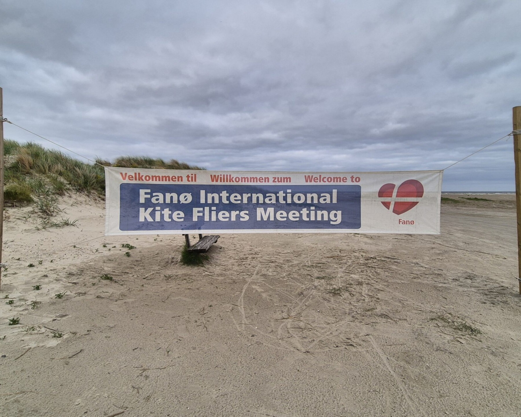 Der er ved at blive gjort klar til dragefestival på stranden på Fanø. Foto: Camilla Uth.