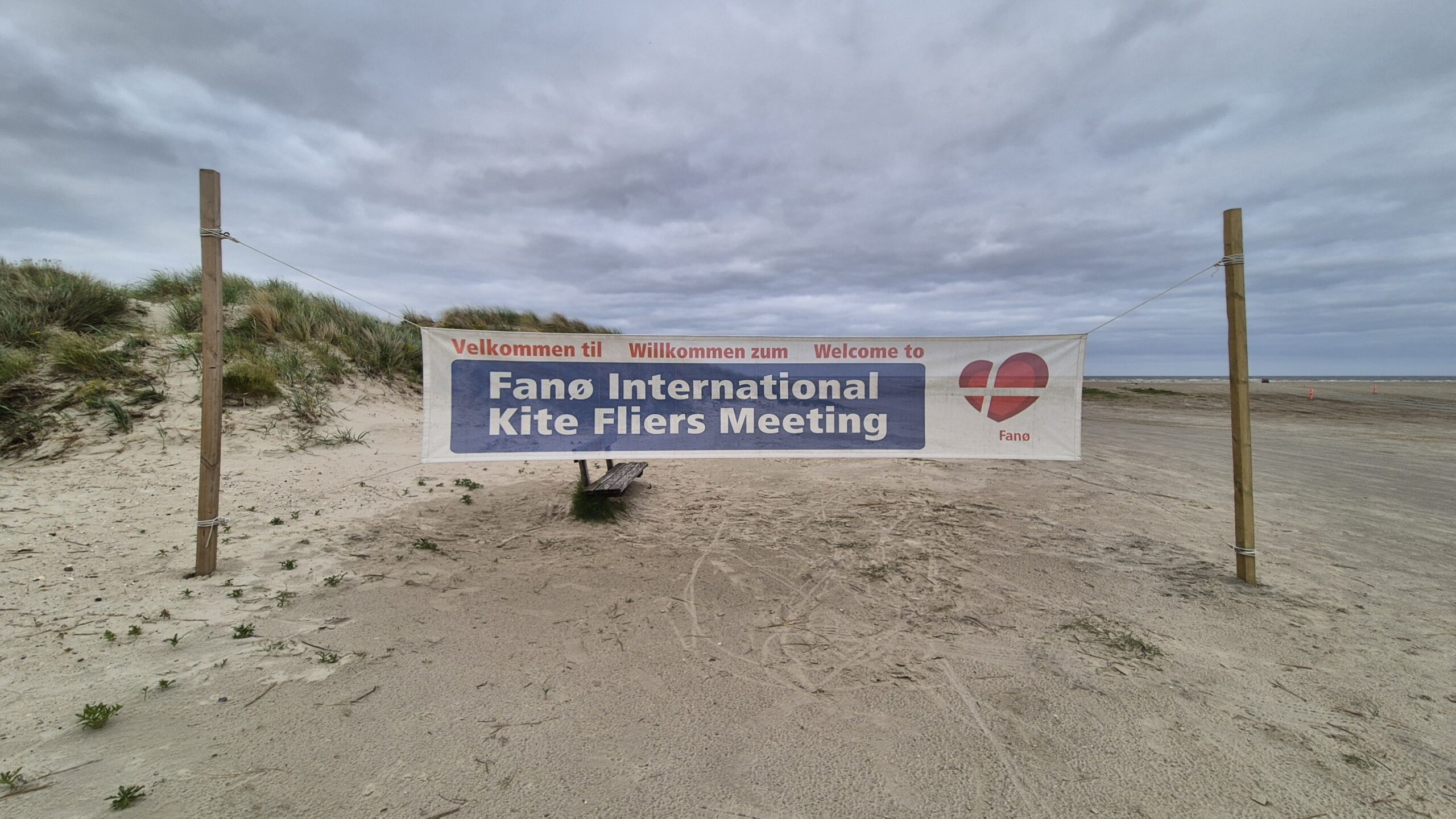 Der er ved at blive gjort klar til dragefestival på stranden på Fanø. Foto: Camilla Uth.