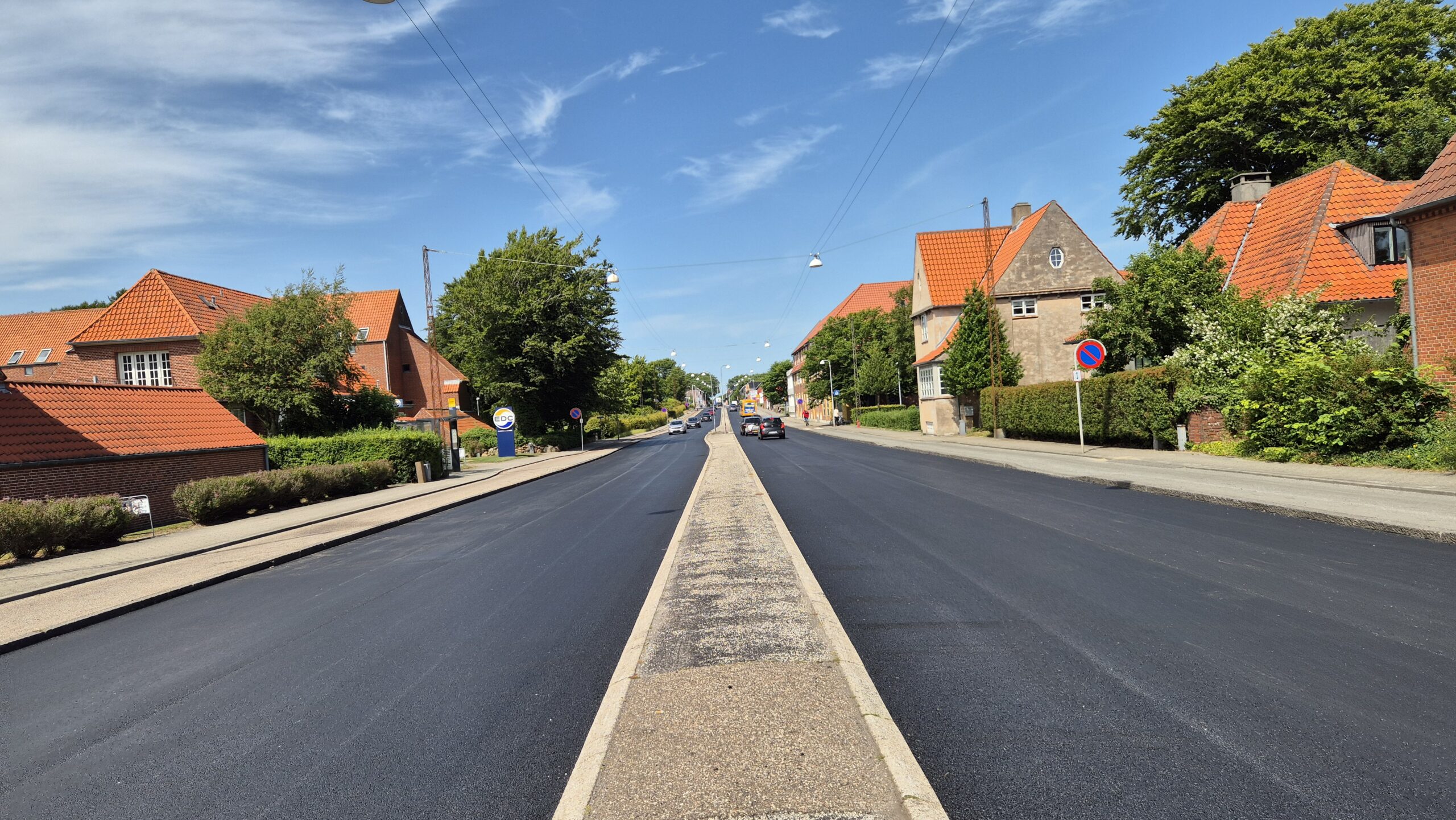 Den nye asfalt ligger nu i Stormgade mellem Frodesgade og Grådybet. Arbejdet er en del af Esbjerg Kommunes løbende vedligeholdelse af vejnettet. Foto: Camilla Uth.
