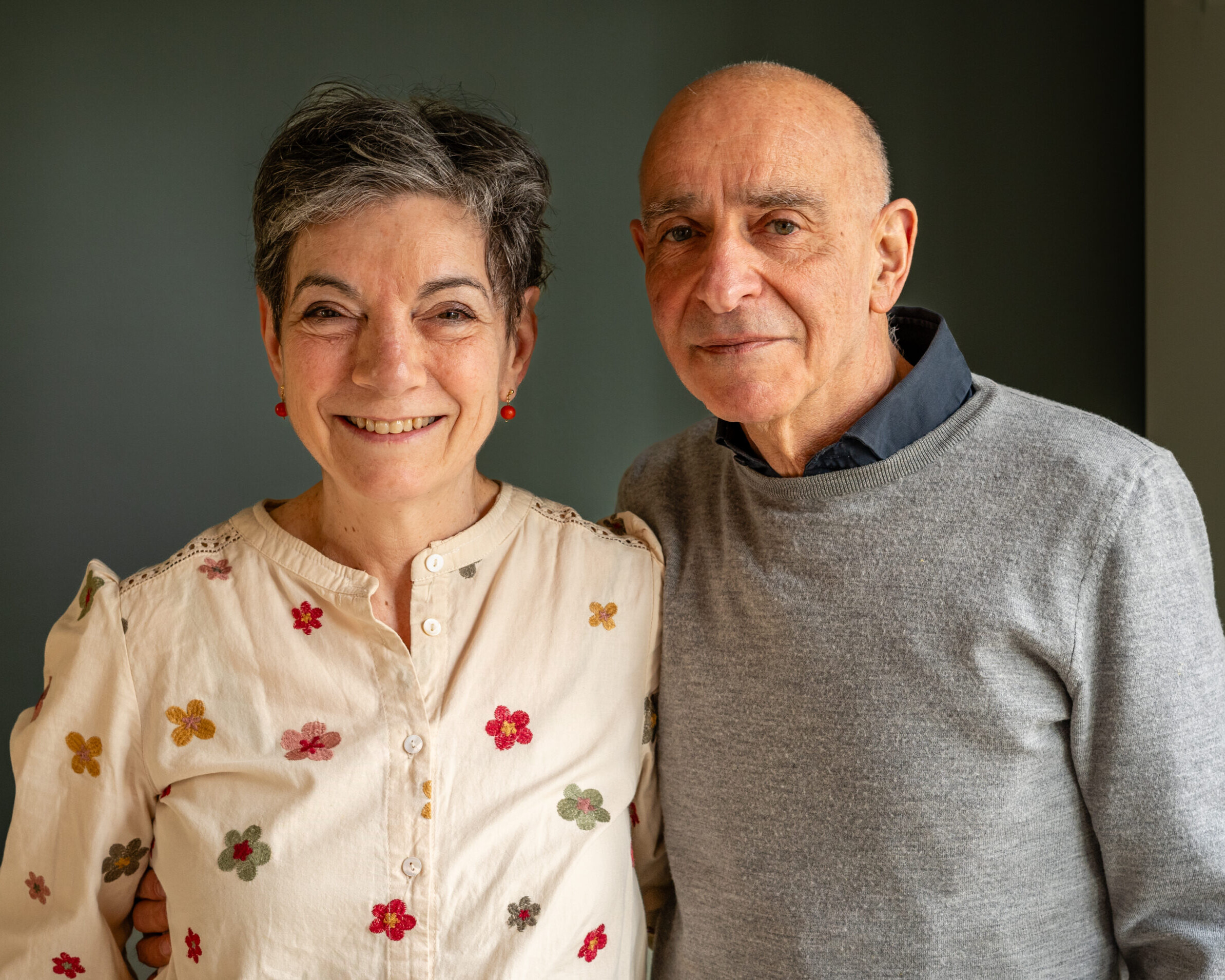 Bent Blüdnikow har gennem flere årtier formidlet jødisk historie i bøger, aviser og foredrag. Den 21. september gæster han Hovedbiblioteket i Esbjerg. Her ses han sammen med sin kone Ira Hartogsohn. Foto: Simon Sumborg.