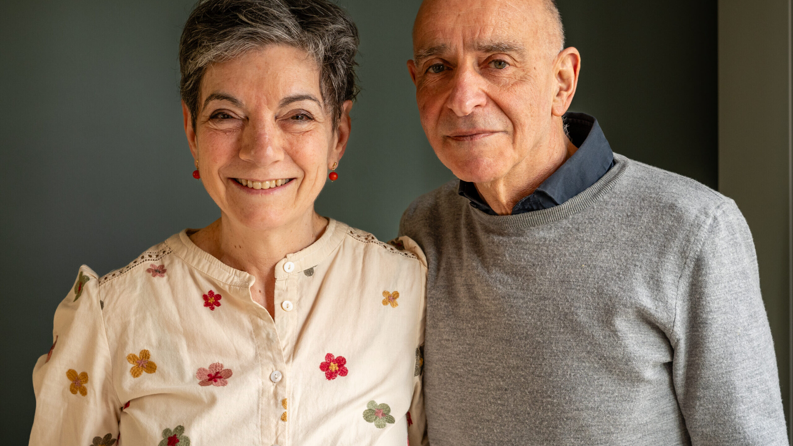 Bent Blüdnikow har gennem flere årtier formidlet jødisk historie i bøger, aviser og foredrag. Den 21. september gæster han Hovedbiblioteket i Esbjerg. Her ses han sammen med sin kone Ira Hartogsohn. Foto: Simon Sumborg.