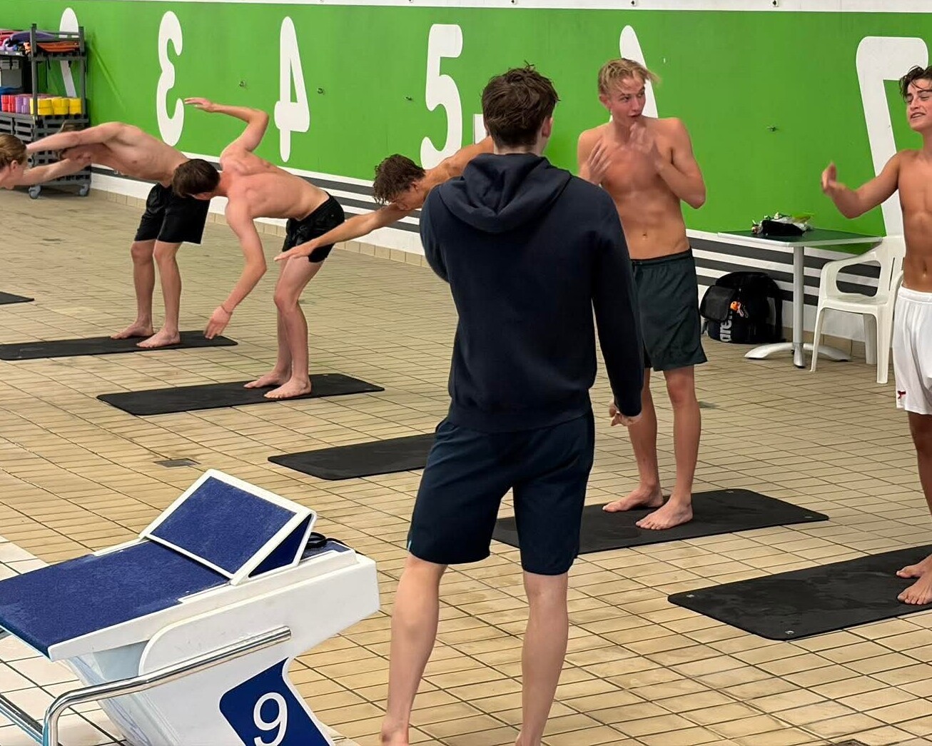 EfB's U19-spillere fik prøvet kræfter med en anderledes træningsform, da Pro Swim Esbjerg inviterede fodboldtalenterne i bassinet til teknik, intervaller og udfordringer under vandet. Foto: Pro Swim Esbjerg. Pressefoto.
