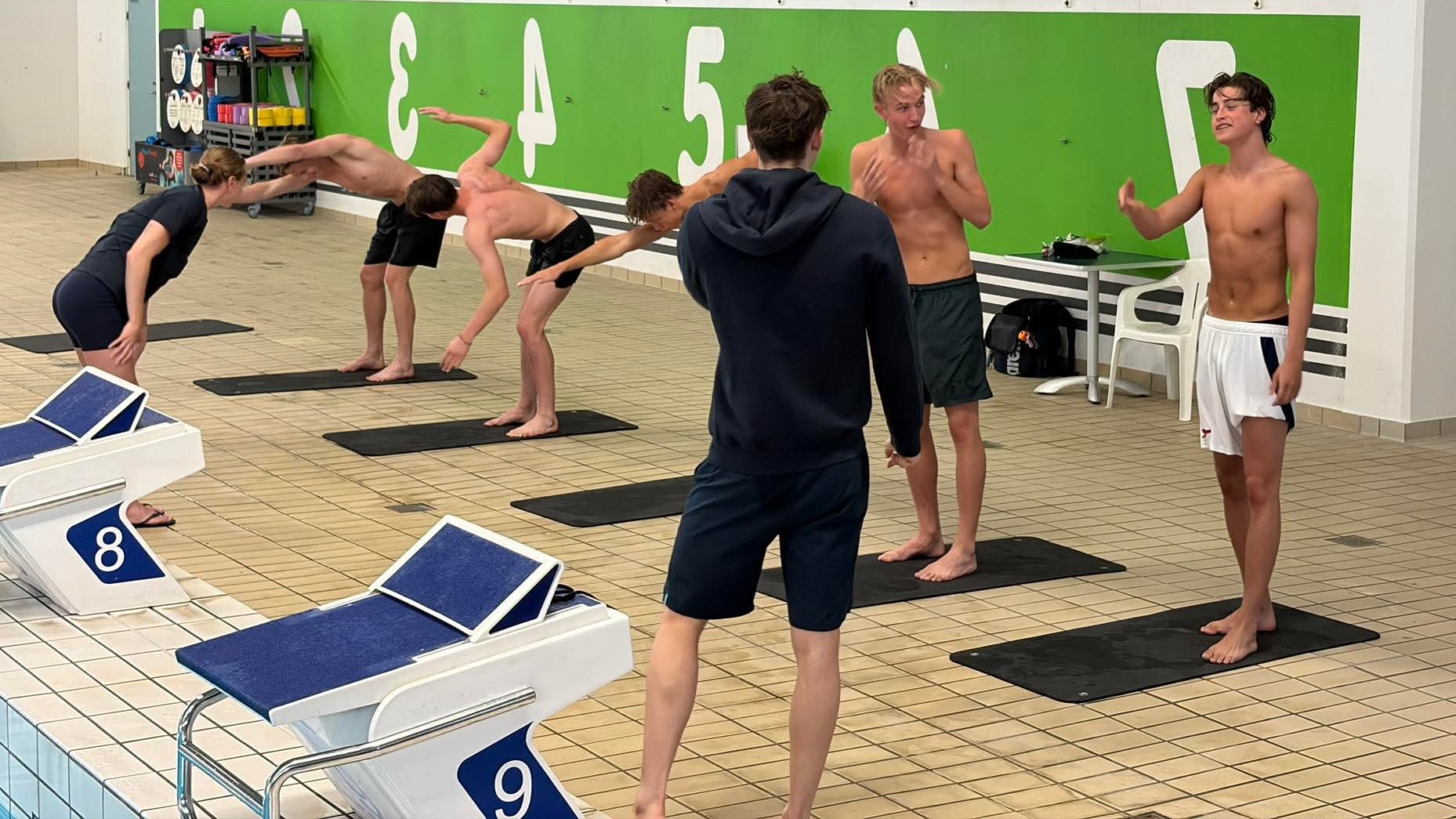 EfB's U19-spillere fik prøvet kræfter med en anderledes træningsform, da Pro Swim Esbjerg inviterede fodboldtalenterne i bassinet til teknik, intervaller og udfordringer under vandet. Foto: Pro Swim Esbjerg. Pressefoto.