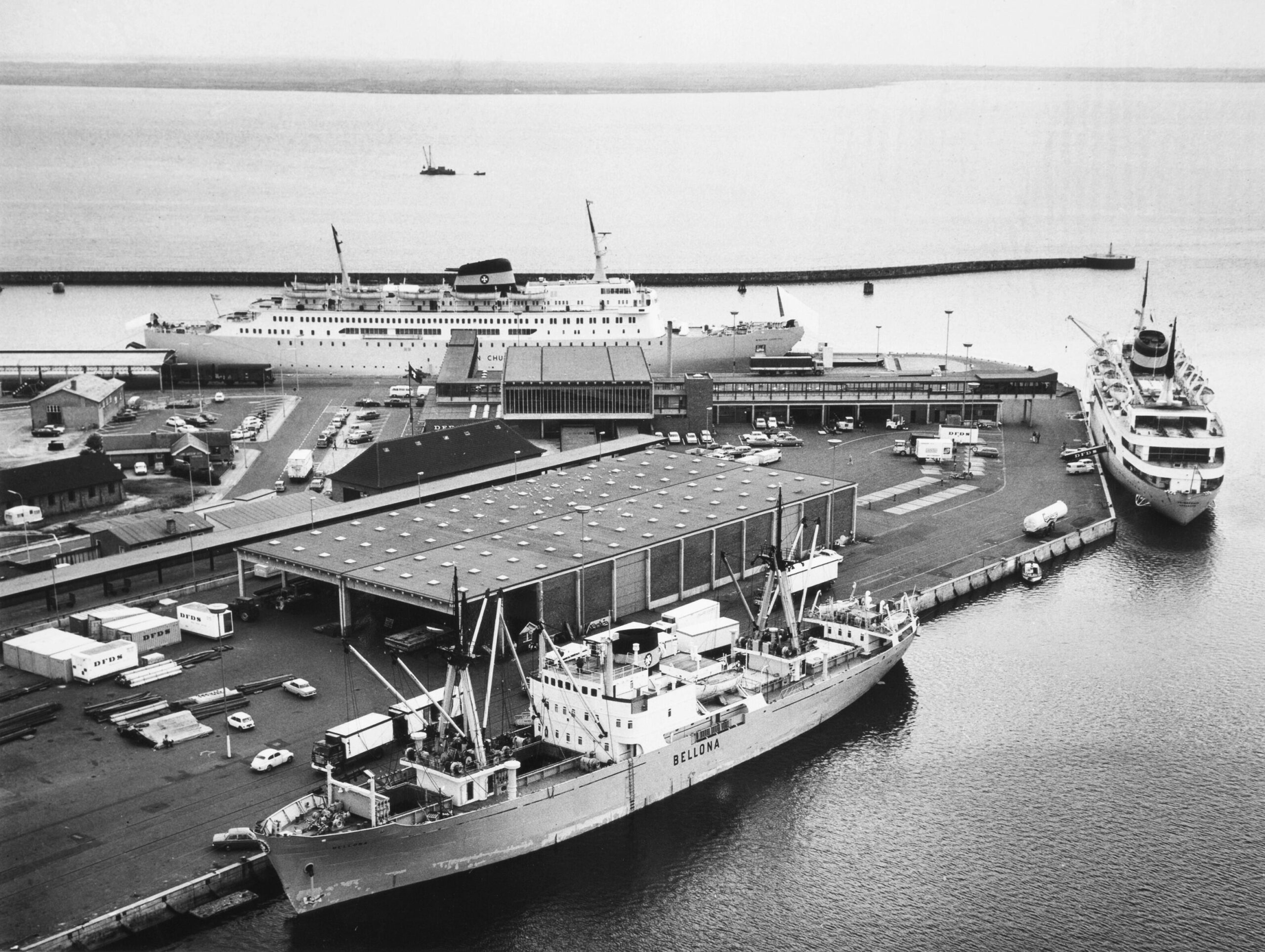 Luftfoto over Englandskajen og Søndre Dokkaj i 1967. Ved Englandskajen ligger skibet Winston Churchill. I Dokhavnen ses DFDS-fragtskibet Ms. Bellona, der var en jævnlig gæst i Esbjerg. Foto: Esbjerg Byhistoriske Arkiv.