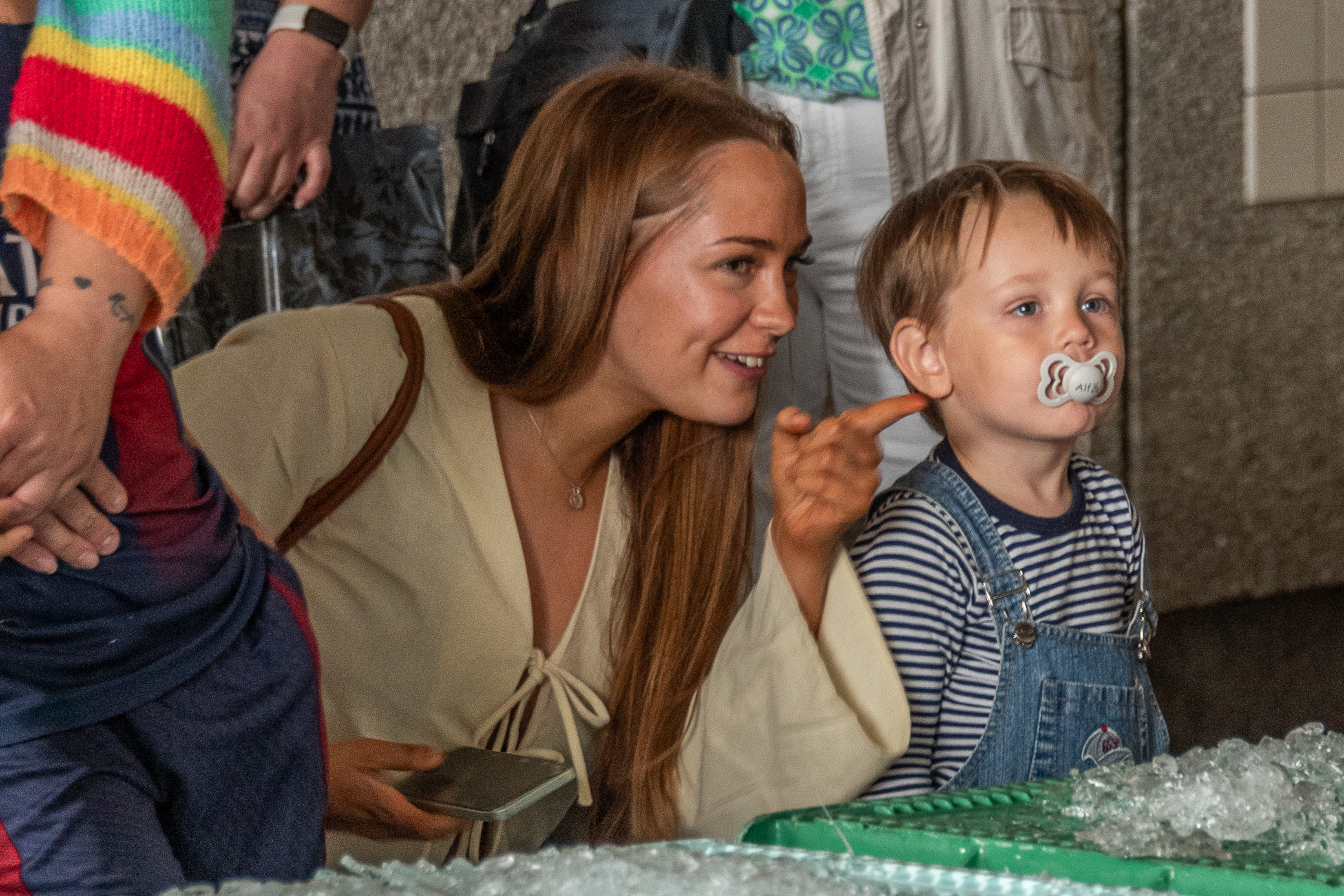 Fiskeauktionerne er en oplevelse for hele familien. Mange børn og børnefamilier møder op for at komme tæt på fiskene og lære mere om livet ved havet. Foto: Claus Brinch-Danielsen.