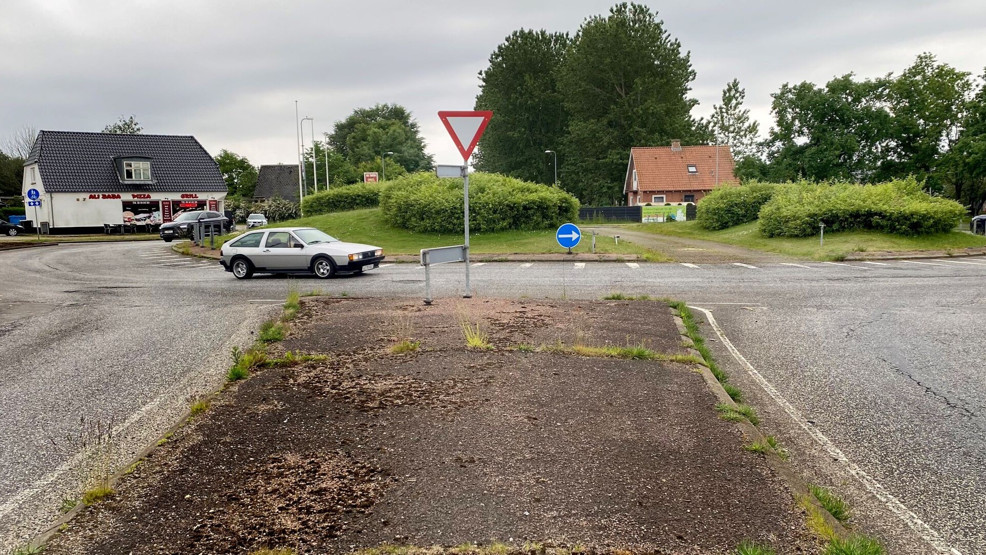 Der skal graves midt igennem rundkørslen i Tarp. Foto: Johnny Tauman.