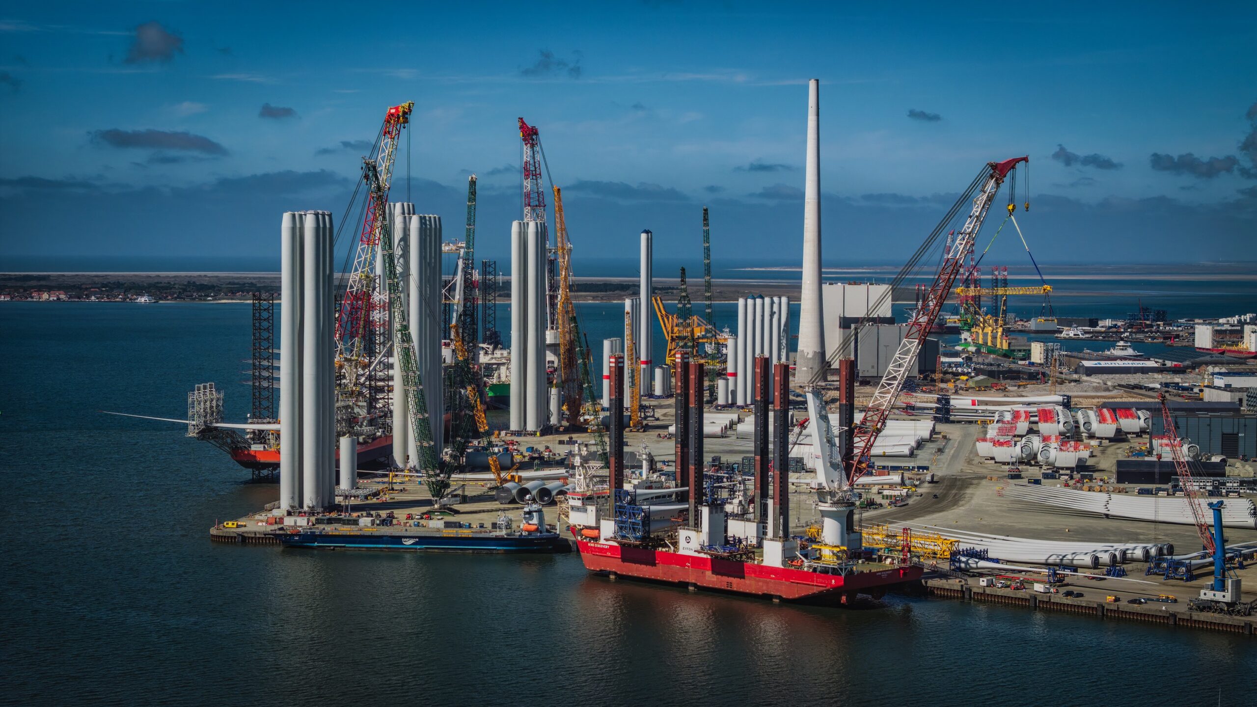 De store investeringer på Esbjerg Havn skal sikre plads til den stigende aktivitet inden for offshore vind, energi og logistik. Foto: Esbjerg Havn.