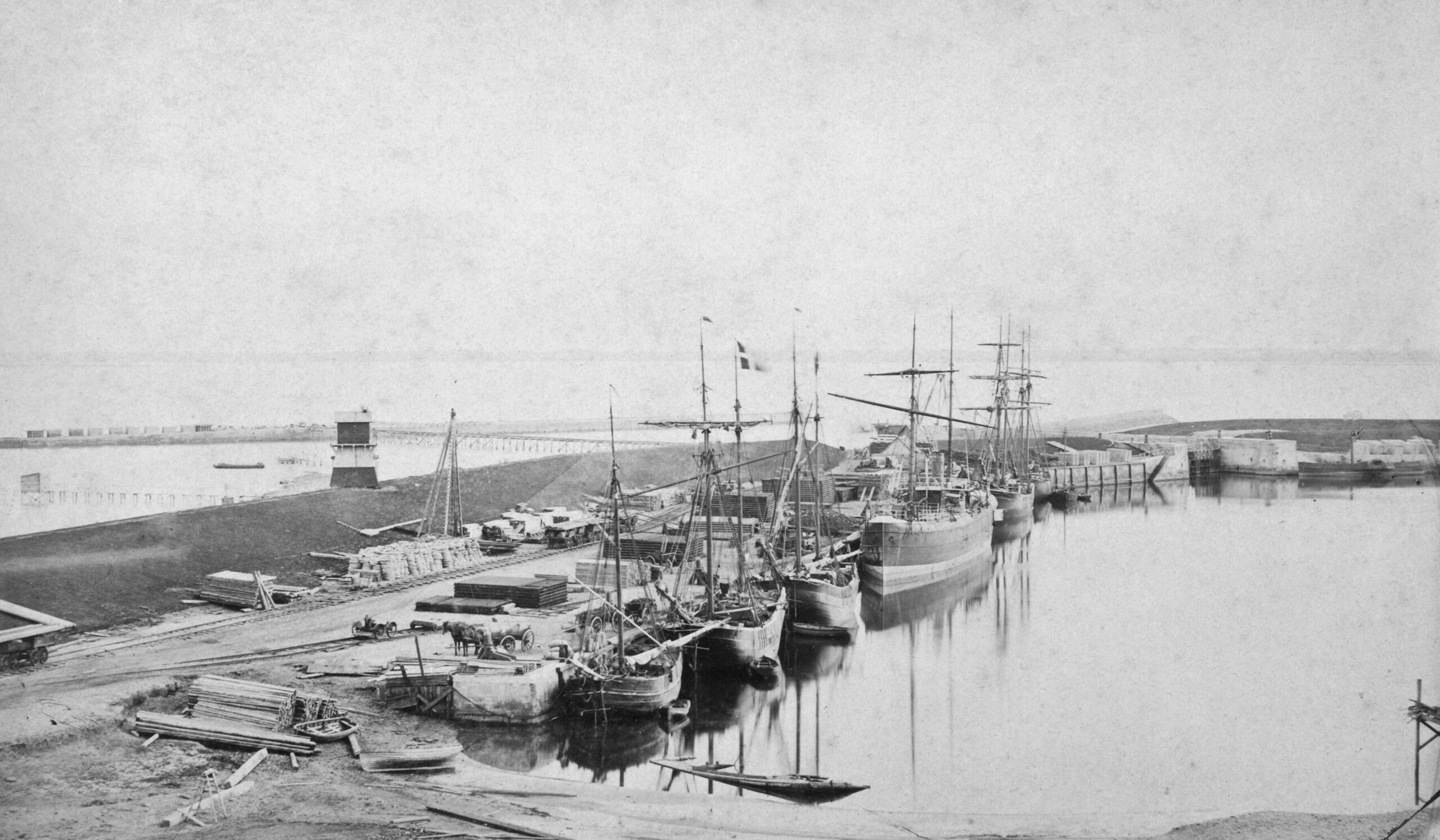 Dokhavnen i Esbjerg i 1874. Dokhavnen blev åbnet den 15. august 1874. Yderst til højre ses sluseporten, og til venstre er det ledefyret. Foto: Esbjerg Byhistoriske Arkiv.