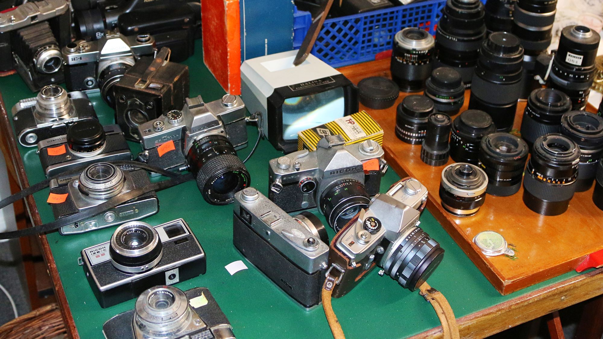 Fotoapparater og objektiver - af ældre dato fra blandt andet Ricoh og Konica Minolta. Foto: Johnny Tauman.